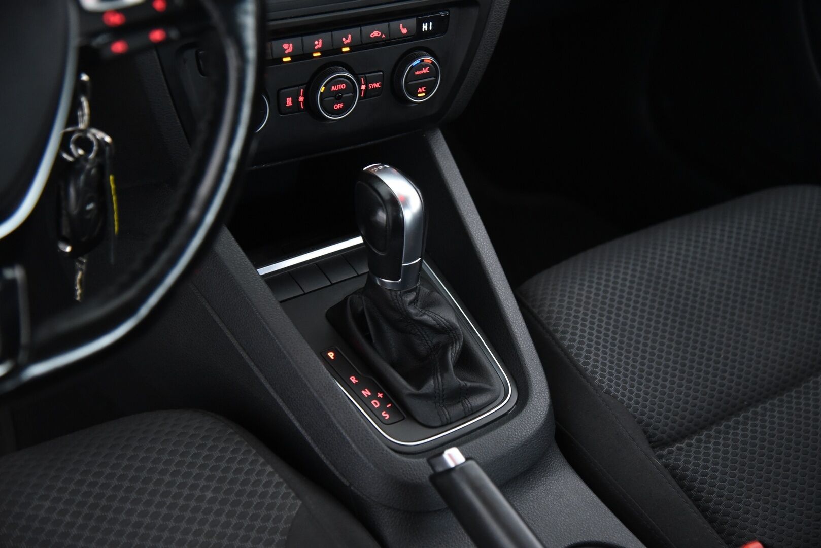 Volkswagen Jetta 2017 **Luxline 1,4 TSI 92 kW (125 hv) DSG-automaatti / Webasto / Vakkari / BT-Audio / 2x Alut - Suomi-Auto / Erinomaisesti huollettu!