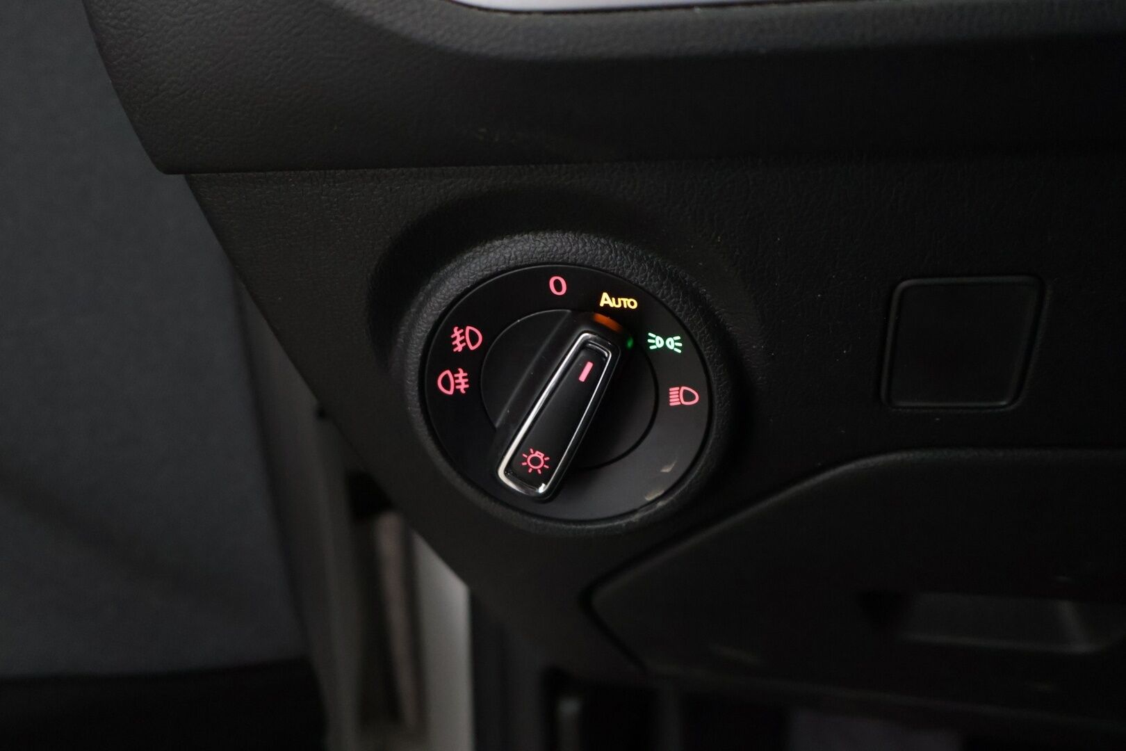 Seat Leon 2018 1,4 TGI 110 Style DSG * ACC / Lohko sisäpistokkeella / Kaistavahti / Bluetooth / Front Assist* - *Suomi-auto / 2x Renkaat*