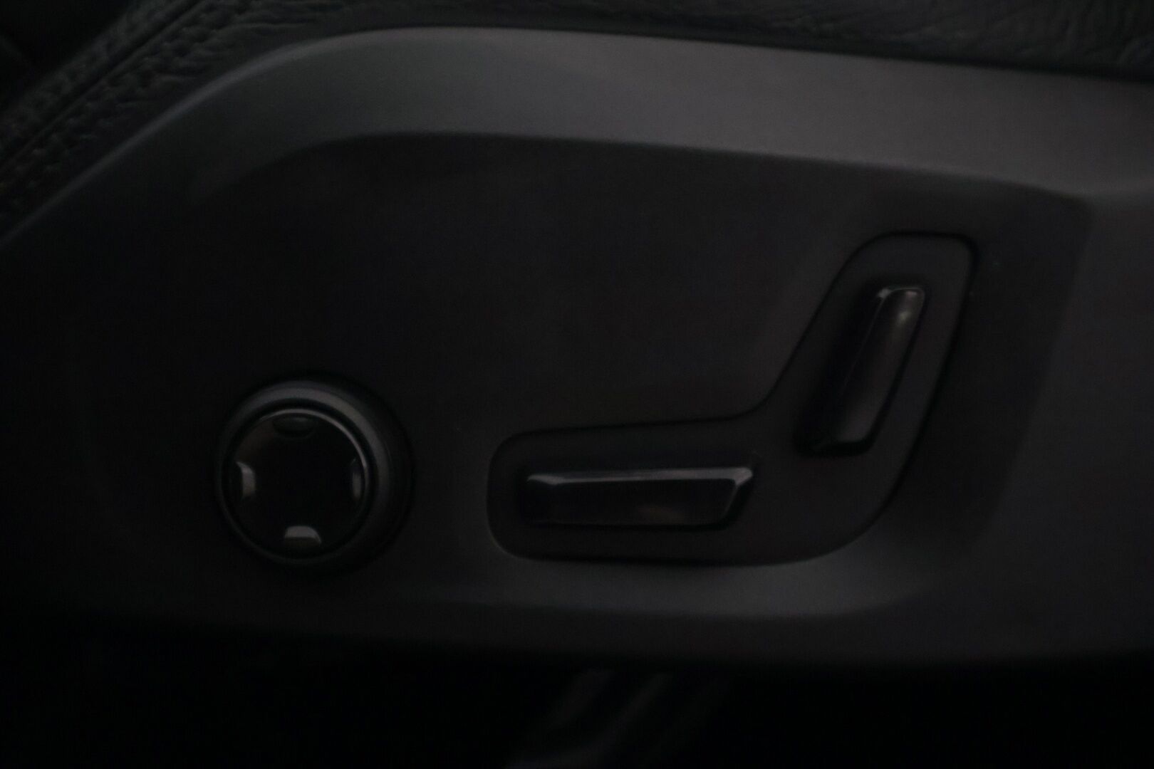 Volvo XC60 2018 D5 AWD Business R-Design - | Bower & Wilkins äänentoisto | Mustat nahat | Panorama | Keyless go | Adapt.vakkari | Peruutuskamera | Webasto | BLIS | 