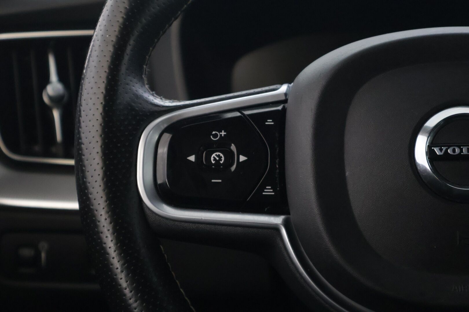 Volvo XC60 2018 D5 AWD Business R-Design - | Bower & Wilkins äänentoisto | Mustat nahat | Panorama | Keyless go | Adapt.vakkari | Peruutuskamera | Webasto | BLIS | 