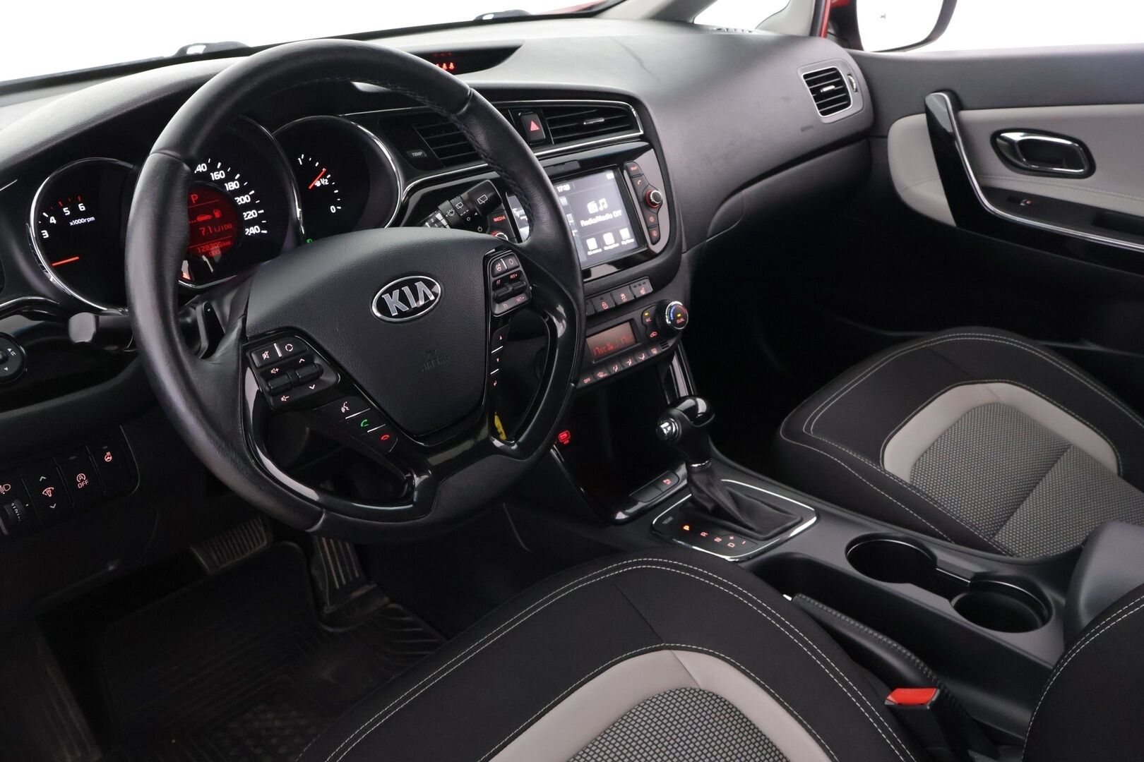 Kia cee'd 2018 1,6 CRDi ISG 136hv FIFA World Cup Edition SW DCT A/T Ecodynamics - Vetokoukku / Vakkari / Ratinlämmitin / Lohkolämmitin pistokkeella