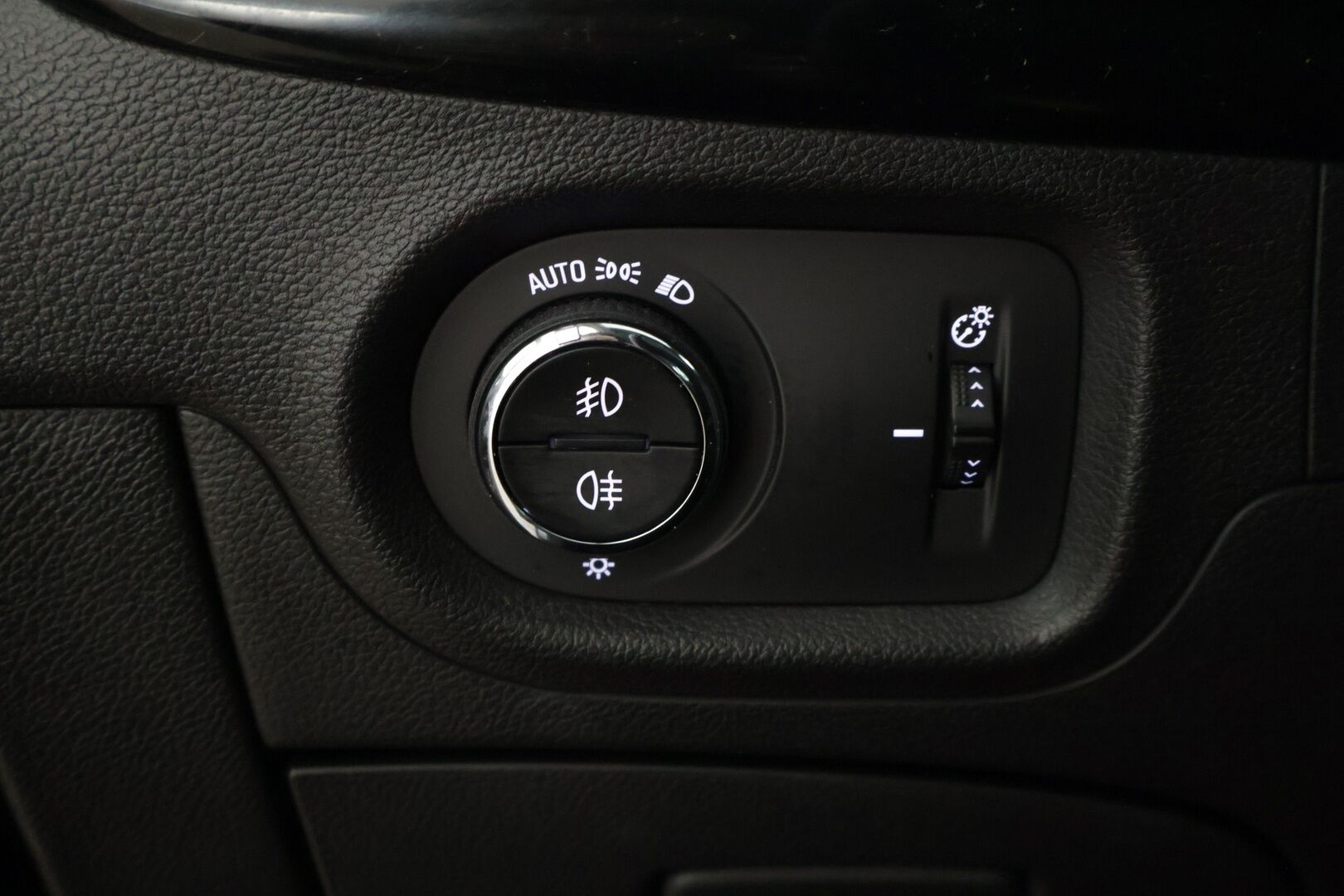 Opel Astra 2018 Sports Tourer Innovation 1,0 Turbo ECOTEC 78kW ECT5 ** Webasto / Vakkari / P-Kamera / BLIS / CarPlay / Sporttipenkit / Ratinlämmitin / Kaistavahti* - 2 renkaat / 2.Om / Suomi-auto* - HULLUT BLACKWEEK JATKOT - KORKOTARJOUS 2,49%