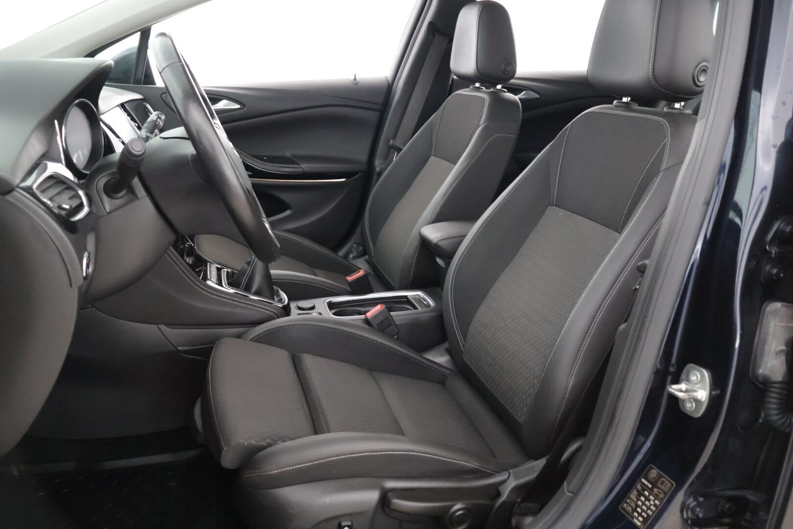 Opel Astra 2018 Sports Tourer Innovation 1,0 Turbo ECOTEC 78kW ECT5 ** Webasto / Vakkari / P-Kamera / BLIS / CarPlay / Sporttipenkit / Ratinlämmitin / Kaistavahti* - 2 renkaat / 2.Om / Suomi-auto* - HULLUT BLACKWEEK JATKOT - KORKOTARJOUS 2,49%