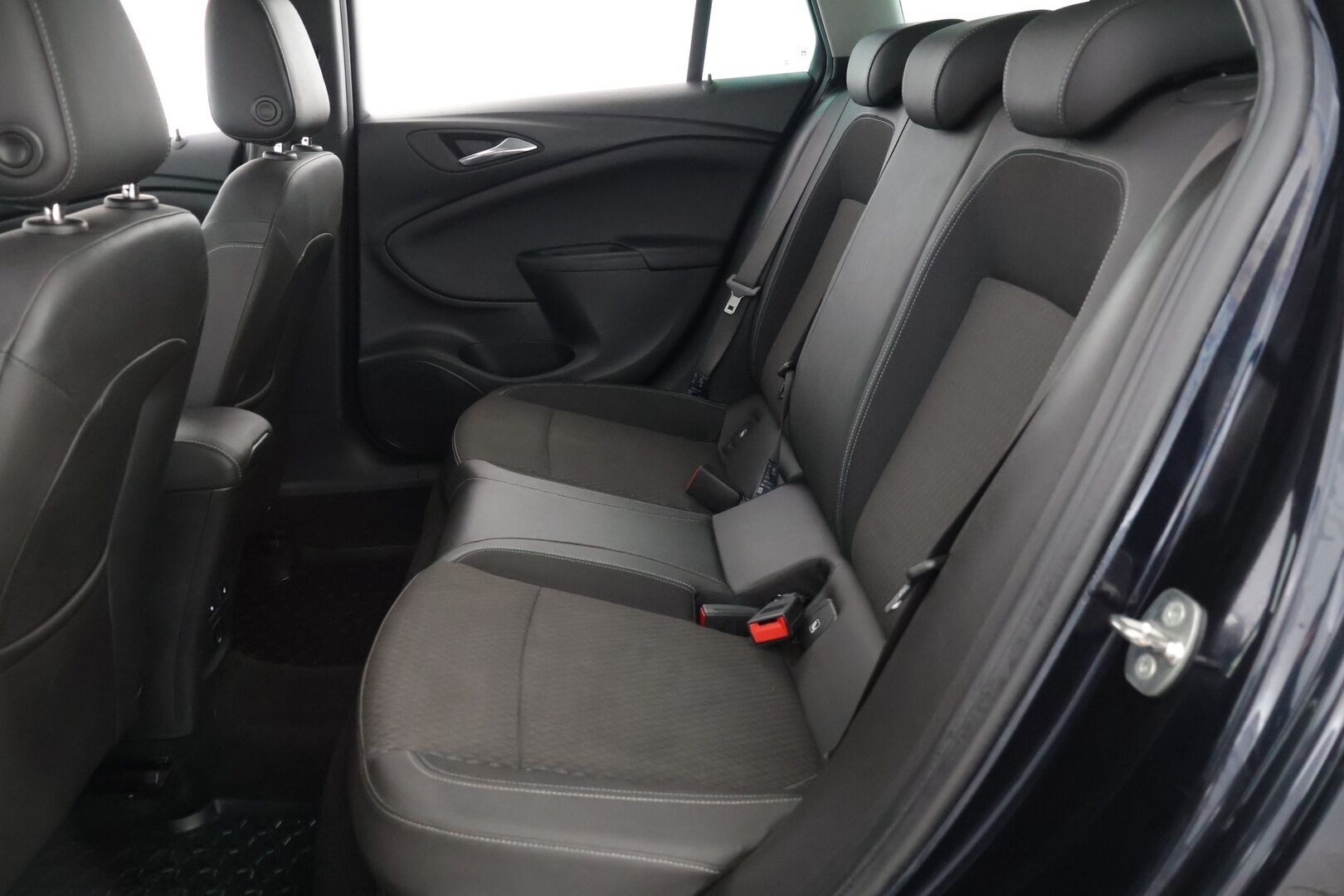 Opel Astra 2018 Sports Tourer Innovation 1,0 Turbo ECOTEC 78kW ECT5 ** Webasto / Vakkari / P-Kamera / BLIS / CarPlay / Sporttipenkit / Ratinlämmitin / Kaistavahti* - 2 renkaat / 2.Om / Suomi-auto* - HULLUT BLACKWEEK JATKOT - KORKOTARJOUS 2,49%