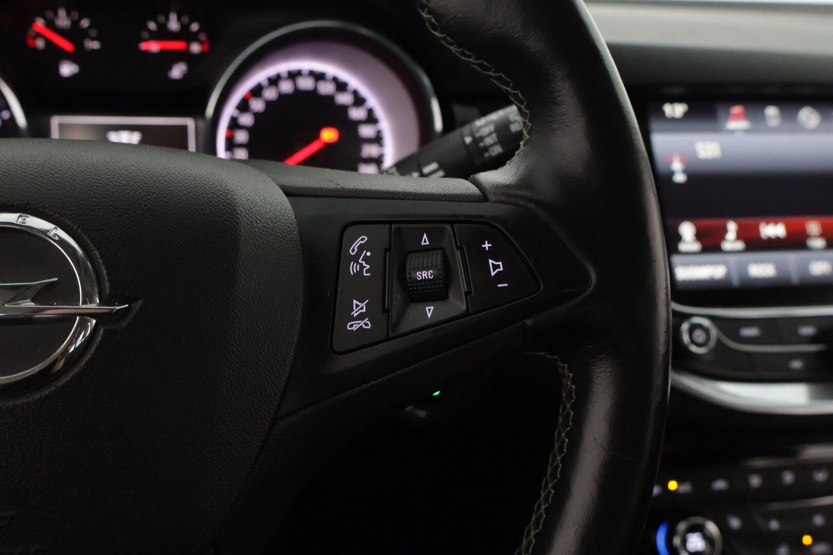 Opel Astra 2018 Sports Tourer Innovation 1,0 Turbo ECOTEC 78kW ECT5 ** Webasto / Vakkari / P-Kamera / BLIS / CarPlay / Sporttipenkit / Ratinlämmitin / Kaistavahti* - 2 renkaat / 2.Om / Suomi-auto* - HULLUT BLACKWEEK JATKOT - KORKOTARJOUS 2,49%