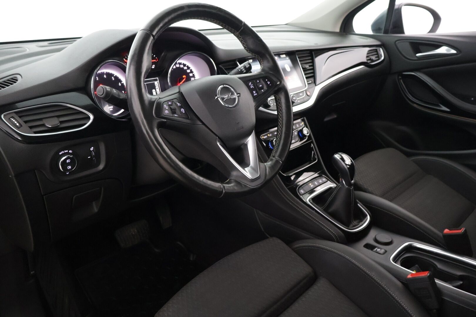 Opel Astra 2018 Sports Tourer Innovation 1,0 Turbo ECOTEC 78kW ECT5 ** Webasto / Vakkari / P-Kamera / BLIS / CarPlay / Sporttipenkit / Ratinlämmitin / Kaistavahti* - 2 renkaat / 2.Om / Suomi-auto* - HULLUT BLACKWEEK JATKOT - KORKOTARJOUS 2,49%