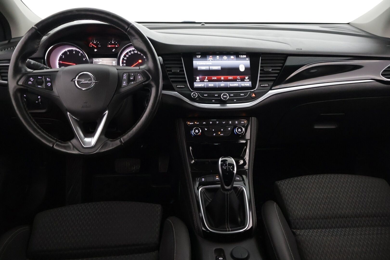 Opel Astra 2018 Sports Tourer Innovation 1,0 Turbo ECOTEC 78kW ECT5 ** Webasto / Vakkari / P-Kamera / BLIS / CarPlay / Sporttipenkit / Ratinlämmitin / Kaistavahti* - 2 renkaat / 2.Om / Suomi-auto* - HULLUT BLACKWEEK JATKOT - KORKOTARJOUS 2,49%