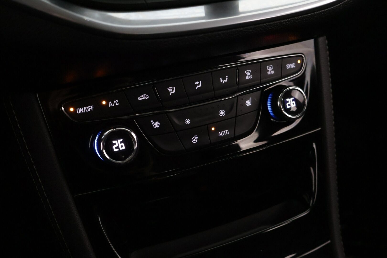 Opel Astra 2018 Sports Tourer Innovation 1,0 Turbo ECOTEC 78kW ECT5 ** Webasto / Vakkari / P-Kamera / BLIS / CarPlay / Sporttipenkit / Ratinlämmitin / Kaistavahti* - 2 renkaat / 2.Om / Suomi-auto* - HULLUT BLACKWEEK JATKOT - KORKOTARJOUS 2,49%