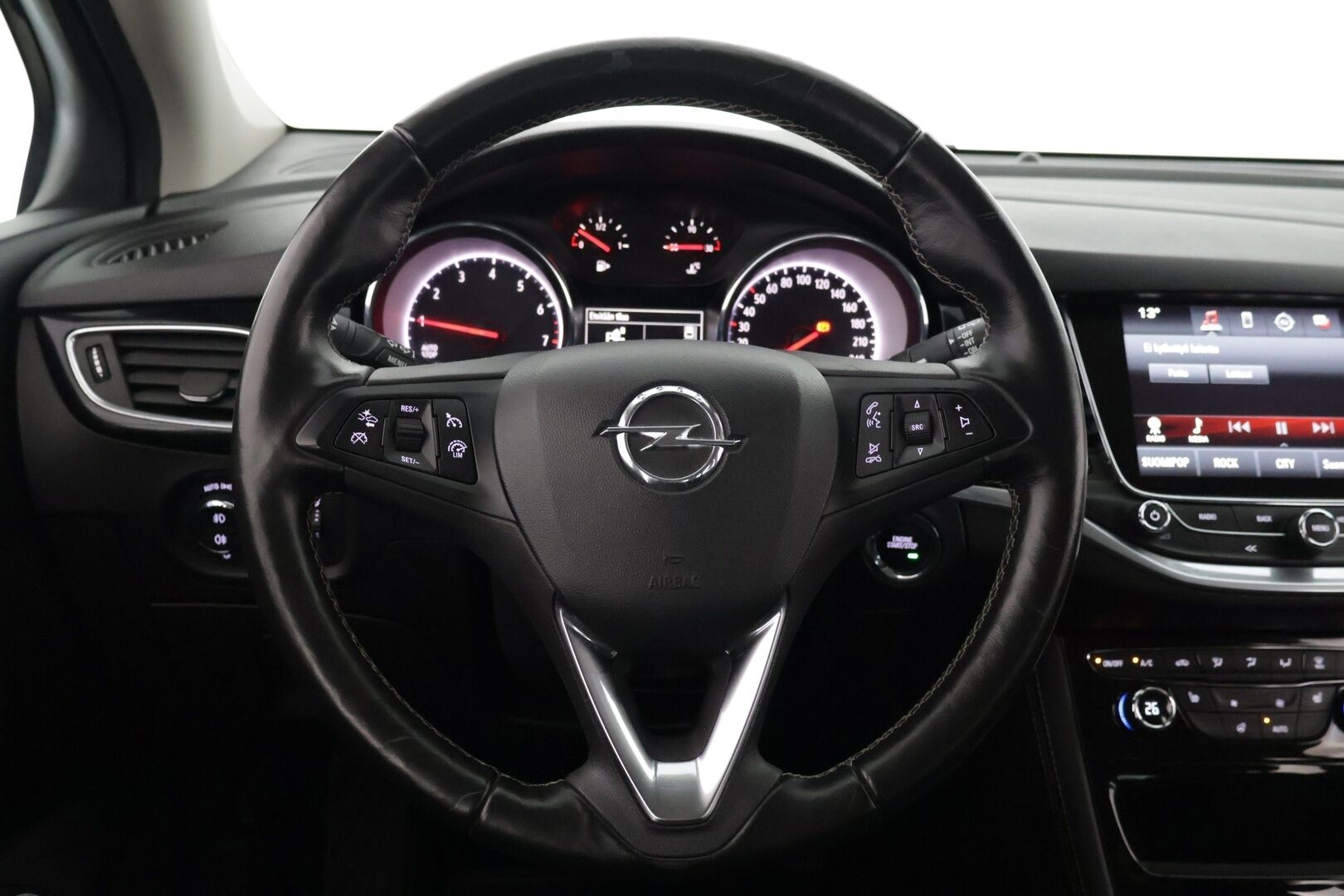 Opel Astra 2018 Sports Tourer Innovation 1,0 Turbo ECOTEC 78kW ECT5 ** Webasto / Vakkari / P-Kamera / BLIS / CarPlay / Sporttipenkit / Ratinlämmitin / Kaistavahti* - 2 renkaat / 2.Om / Suomi-auto* - HULLUT BLACKWEEK JATKOT - KORKOTARJOUS 2,49%