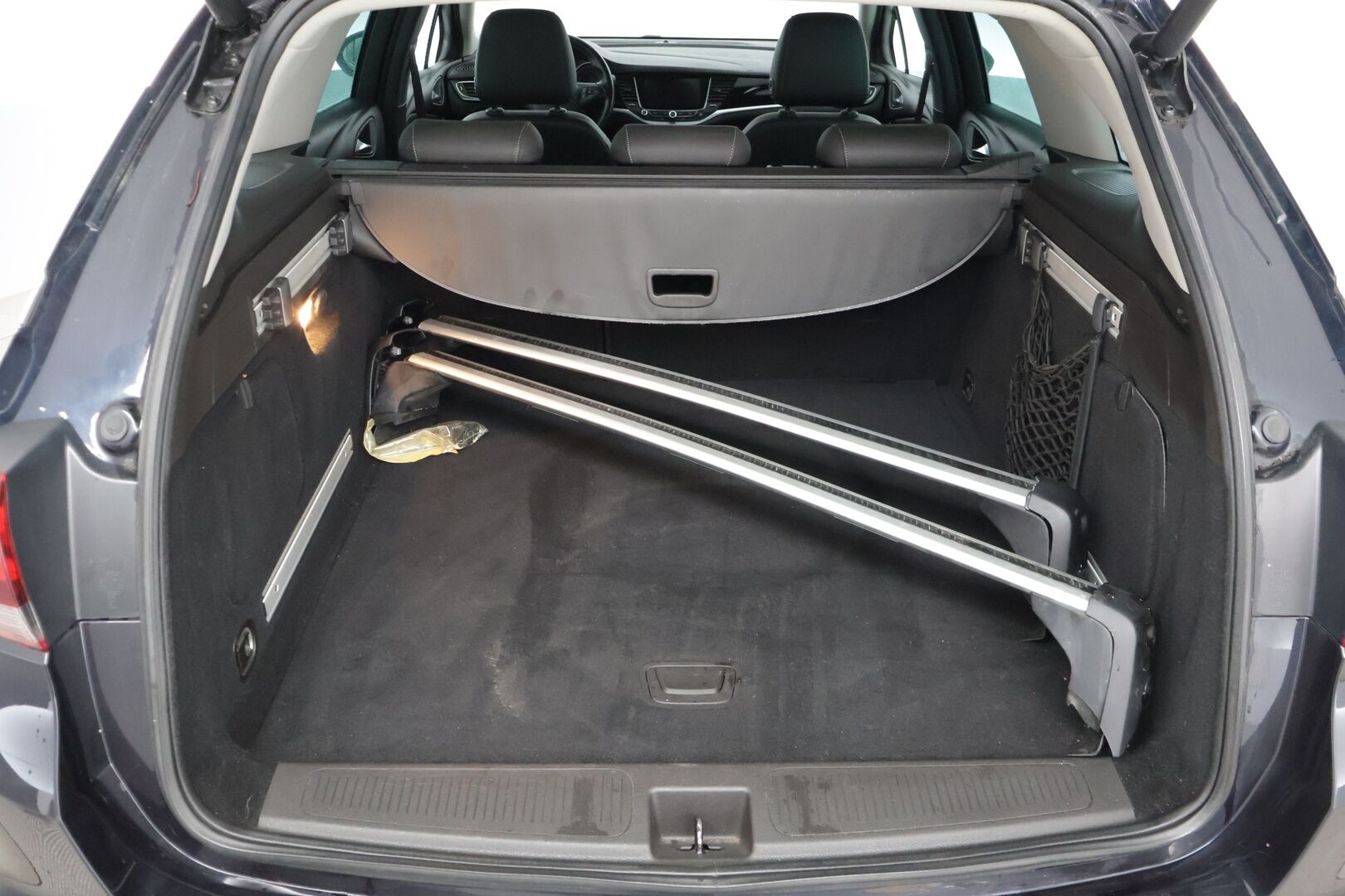 Opel Astra 2018 Sports Tourer Innovation 1,0 Turbo ECOTEC 78kW ECT5 ** Webasto / Vakkari / P-Kamera / BLIS / CarPlay / Sporttipenkit / Ratinlämmitin / Kaistavahti* - 2 renkaat / 2.Om / Suomi-auto* - HULLUT BLACKWEEK JATKOT - KORKOTARJOUS 2,49%