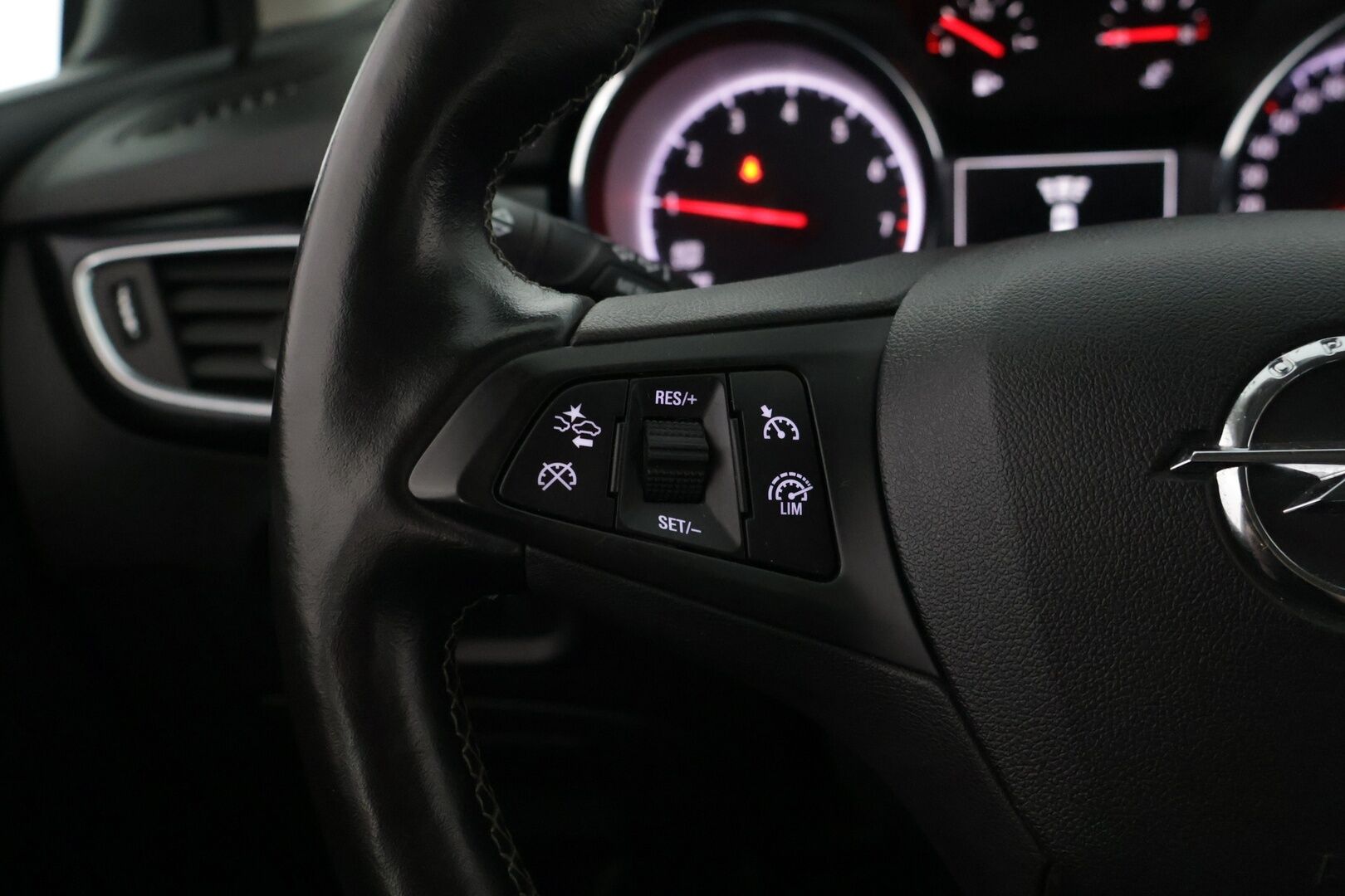 Opel Astra 2018 Sports Tourer Innovation 1,0 Turbo ECOTEC 78kW ECT5 ** Webasto / Vakkari / P-Kamera / BLIS / CarPlay / Sporttipenkit / Ratinlämmitin / Kaistavahti* - 2 renkaat / 2.Om / Suomi-auto* - HULLUT BLACKWEEK JATKOT - KORKOTARJOUS 2,49%