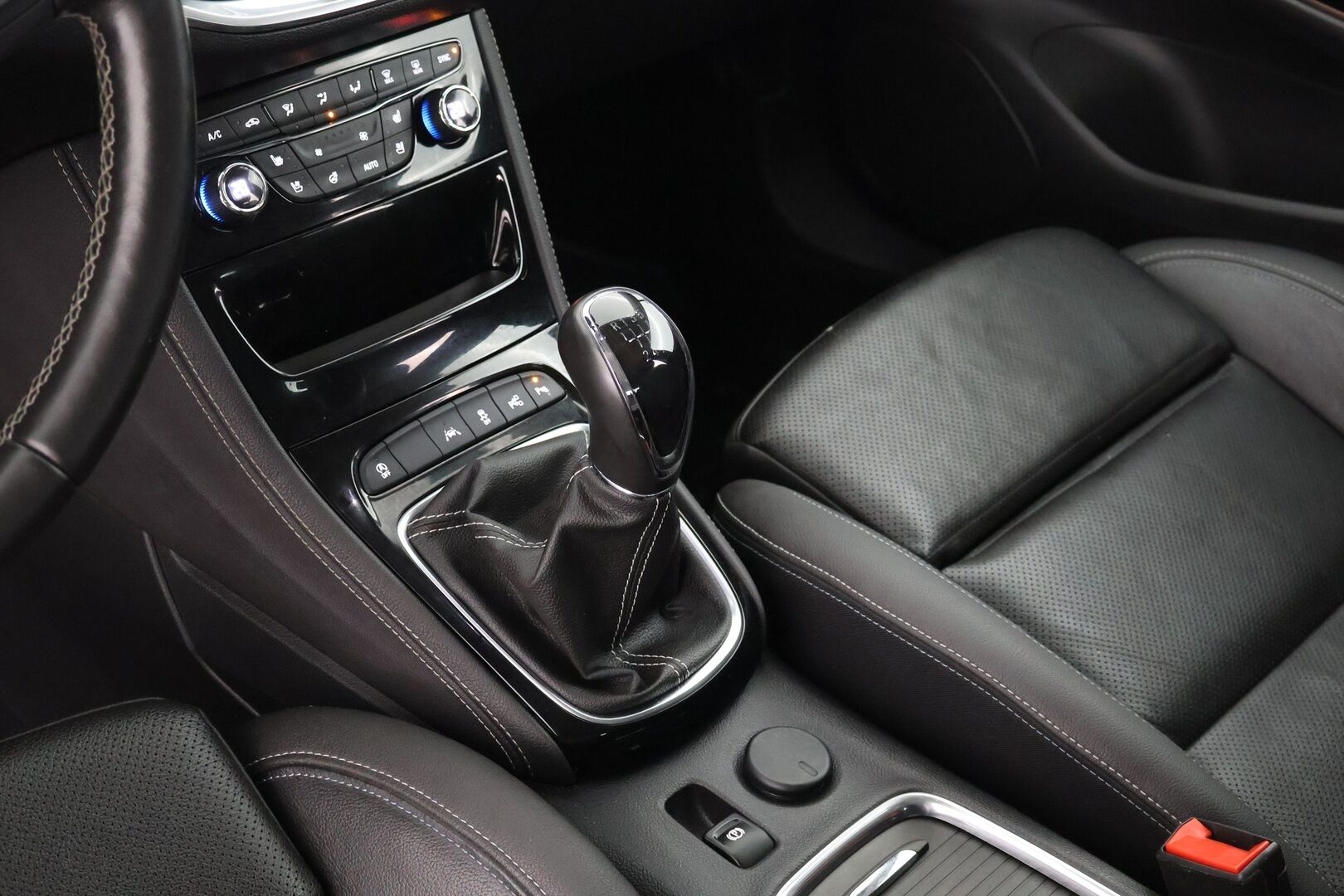 Opel Astra 2018 5-ov Innovation 1,4 Turbo Start/Stop 110kW MT6 - Matrix-LED | Muistipenkki  | Adapt. vak. | Nahkasisusta | Hieronta | Kaistavahti | Ilmastoidut ja lämmitettävät etuistuimet 