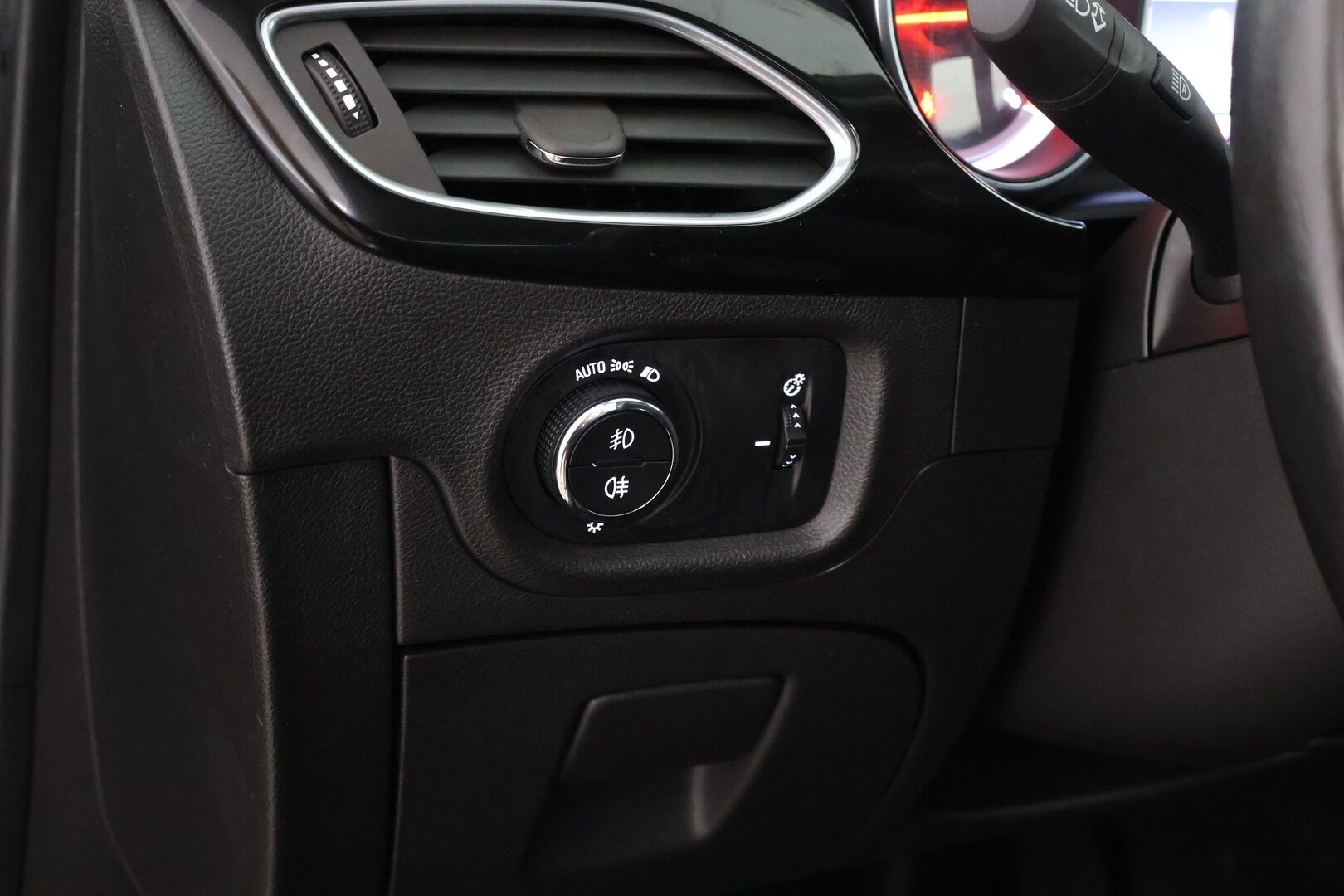 Opel Astra 2018 5-ov Innovation 1,4 Turbo Start/Stop 110kW MT6 - Matrix-LED | Muistipenkki  | Adapt. vak. | Nahkasisusta | Hieronta | Kaistavahti | Ilmastoidut ja lämmitettävät etuistuimet 