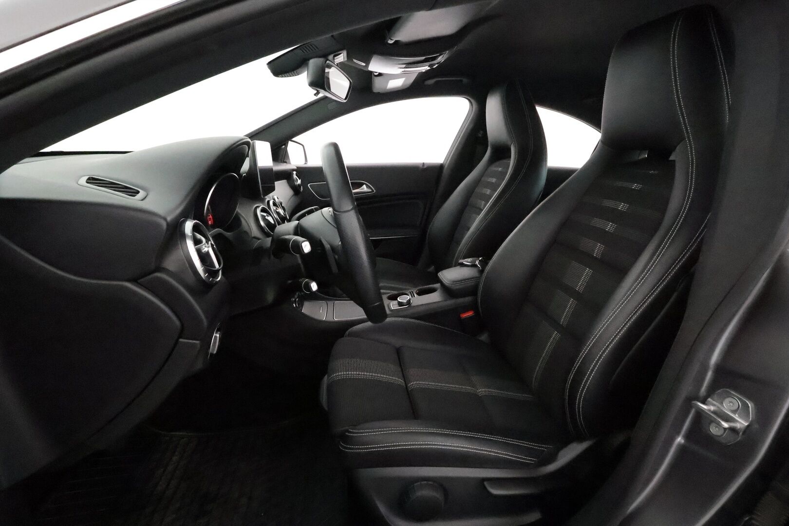 Mercedes-Benz CLA 2018 180 A Premium Business *Vakkari / Webasto / P.kamera / LED / Puolinahat / Sporttipenkit* - Suomi-auto / Kahdet renkaat aluvanteilla