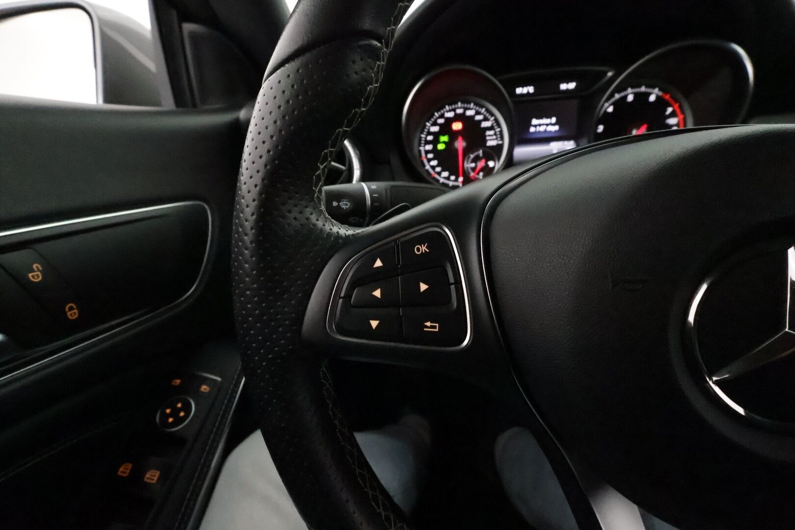 Mercedes-Benz CLA 2018 180 A Premium Business *Vakkari / Webasto / P.kamera / LED / Puolinahat / Sporttipenkit* - Suomi-auto / Kahdet renkaat aluvanteilla