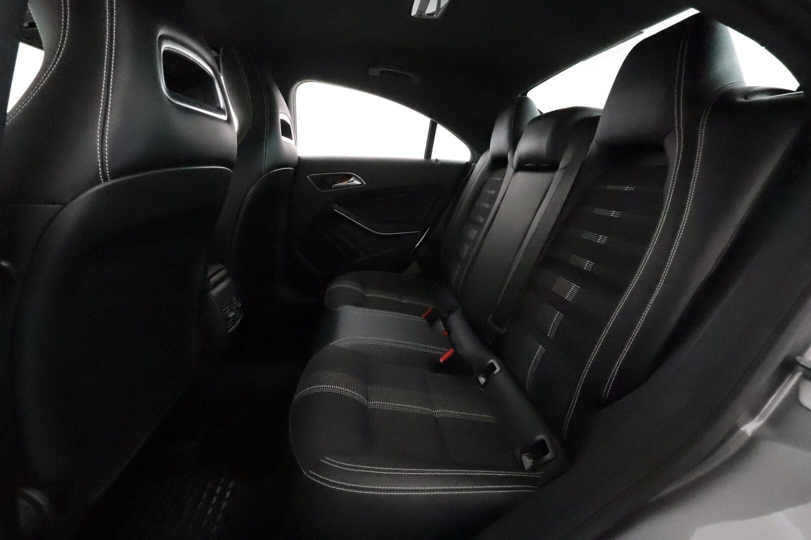 Mercedes-Benz CLA 2018 180 A Premium Business *Vakkari / Webasto / P.kamera / LED / Puolinahat / Sporttipenkit* - Suomi-auto / Kahdet renkaat aluvanteilla