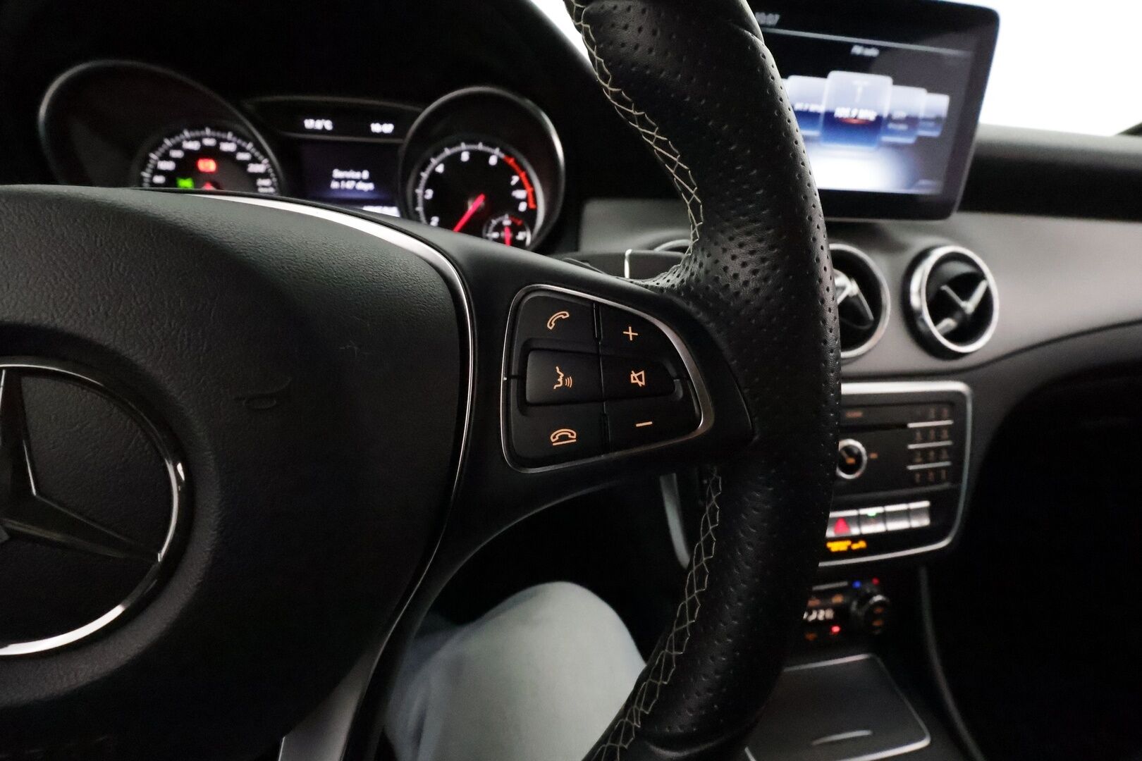 Mercedes-Benz CLA 2018 180 A Premium Business *Vakkari / Webasto / P.kamera / LED / Puolinahat / Sporttipenkit* - Suomi-auto / Kahdet renkaat aluvanteilla