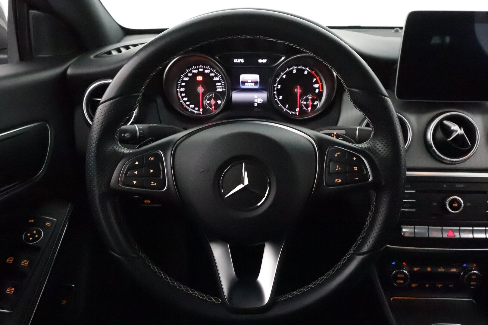 Mercedes-Benz CLA 2018 180 A Premium Business *WEBASTO / Cruise / P.kamera / LED / Puolinahat / Sporttipenkit* - Suomi-auto / Kahdet renkaat aluvanteilla - Osta nyt, maksa vasta ensi vuonna