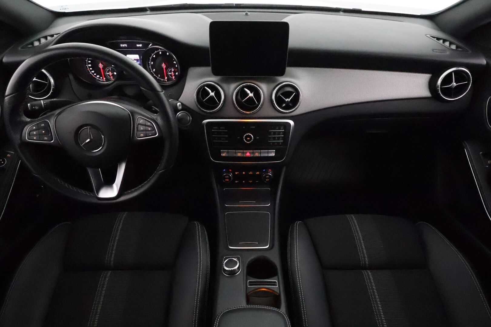 Mercedes-Benz CLA 2018 180 A Premium Business *Vakkari / Webasto / P.kamera / LED / Puolinahat / Sporttipenkit* - Suomi-auto / Kahdet renkaat aluvanteilla