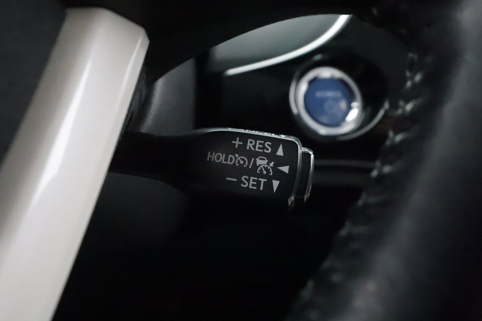 Toyota Prius 2018 Premium - | ACC | Webasto | Koukku | JBL | Nahat | P.kamera | Navi | LED | BSM | Keyless | Merkkihuollot | 2x renkaat vanteineen | 