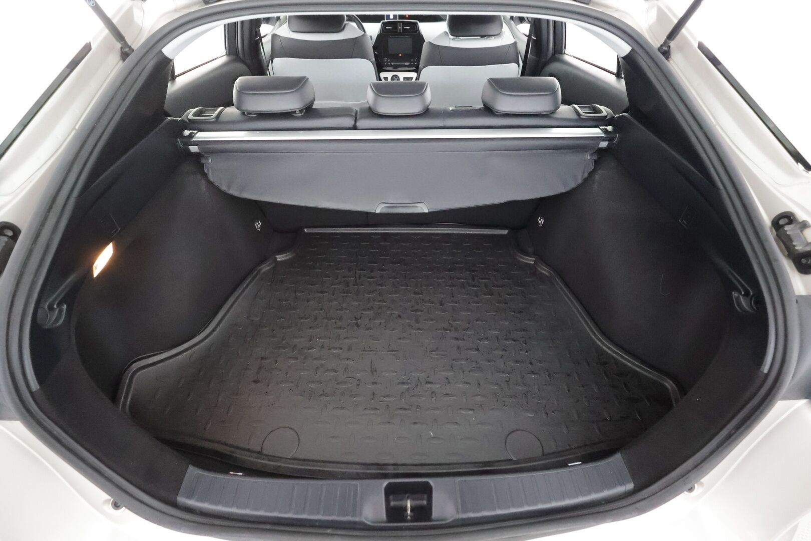Toyota Prius 2018 Premium - | ACC | Webasto | Koukku | JBL | Nahat | P.kamera | Navi | LED | BSM | Keyless | Merkkihuollot | 2x renkaat vanteineen | 