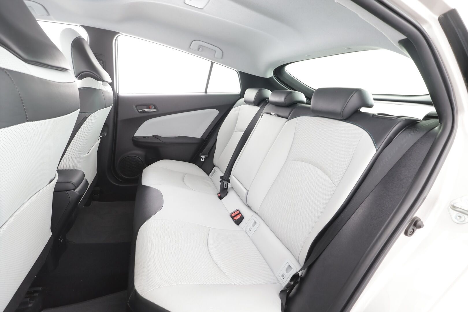 Toyota Prius 2018 Premium - | ACC | Webasto | Koukku | JBL | Nahat | P.kamera | Navi | LED | BSM | Keyless | Merkkihuollot | 2x renkaat vanteineen | 