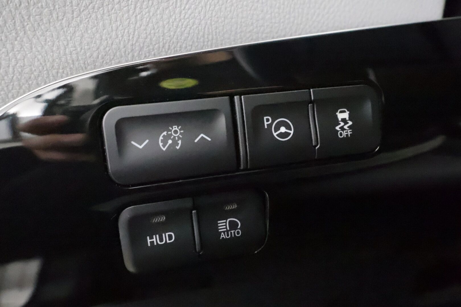 Toyota Prius 2018 Premium - | ACC | Webasto | Koukku | JBL | Nahat | P.kamera | Navi | LED | BSM | Keyless | Merkkihuollot | 2x renkaat vanteineen | 