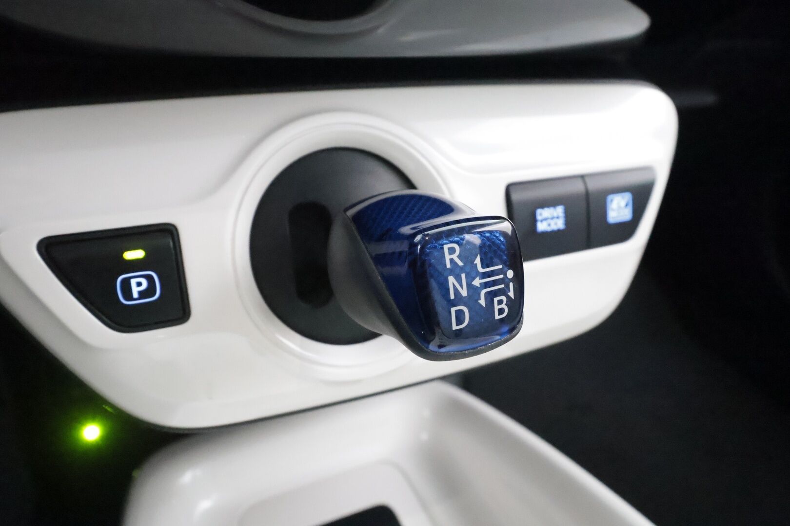 Toyota Prius 2018 Premium - | ACC | Webasto | Koukku | JBL | Nahat | P.kamera | Navi | LED | BSM | Keyless | Merkkihuollot | 2x renkaat vanteineen | 