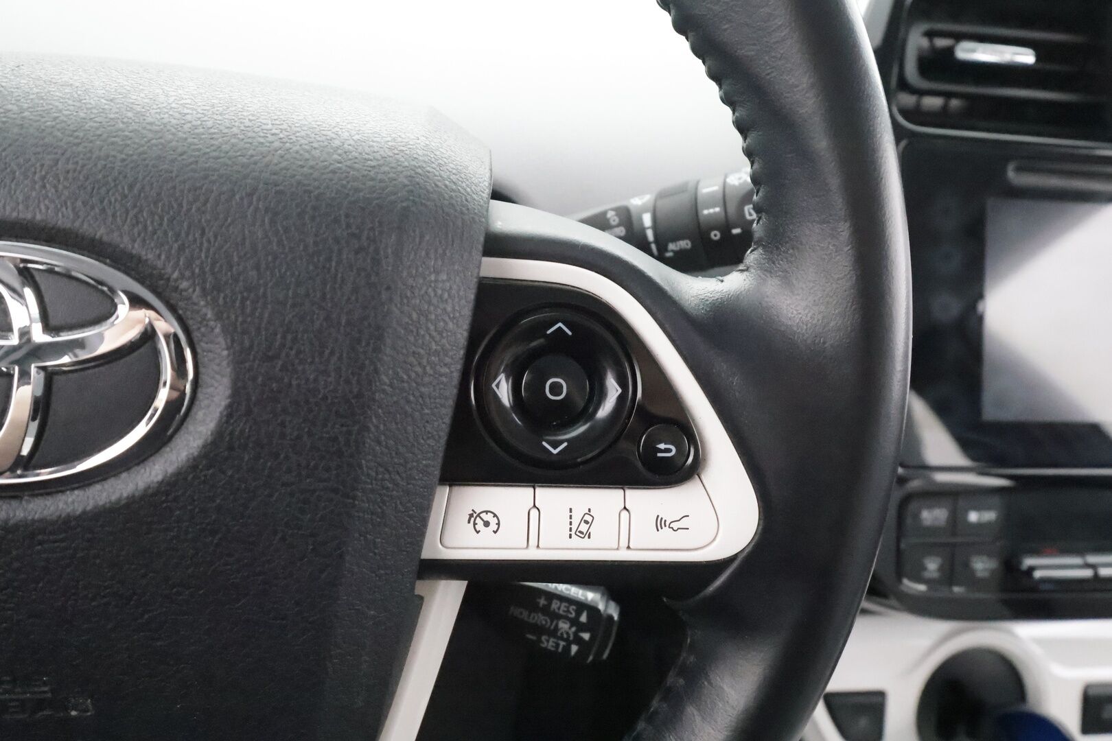 Toyota Prius 2018 Premium - | ACC | Webasto | Koukku | JBL | Nahat | P.kamera | Navi | LED | BSM | Keyless | Merkkihuollot | 2x renkaat vanteineen | 