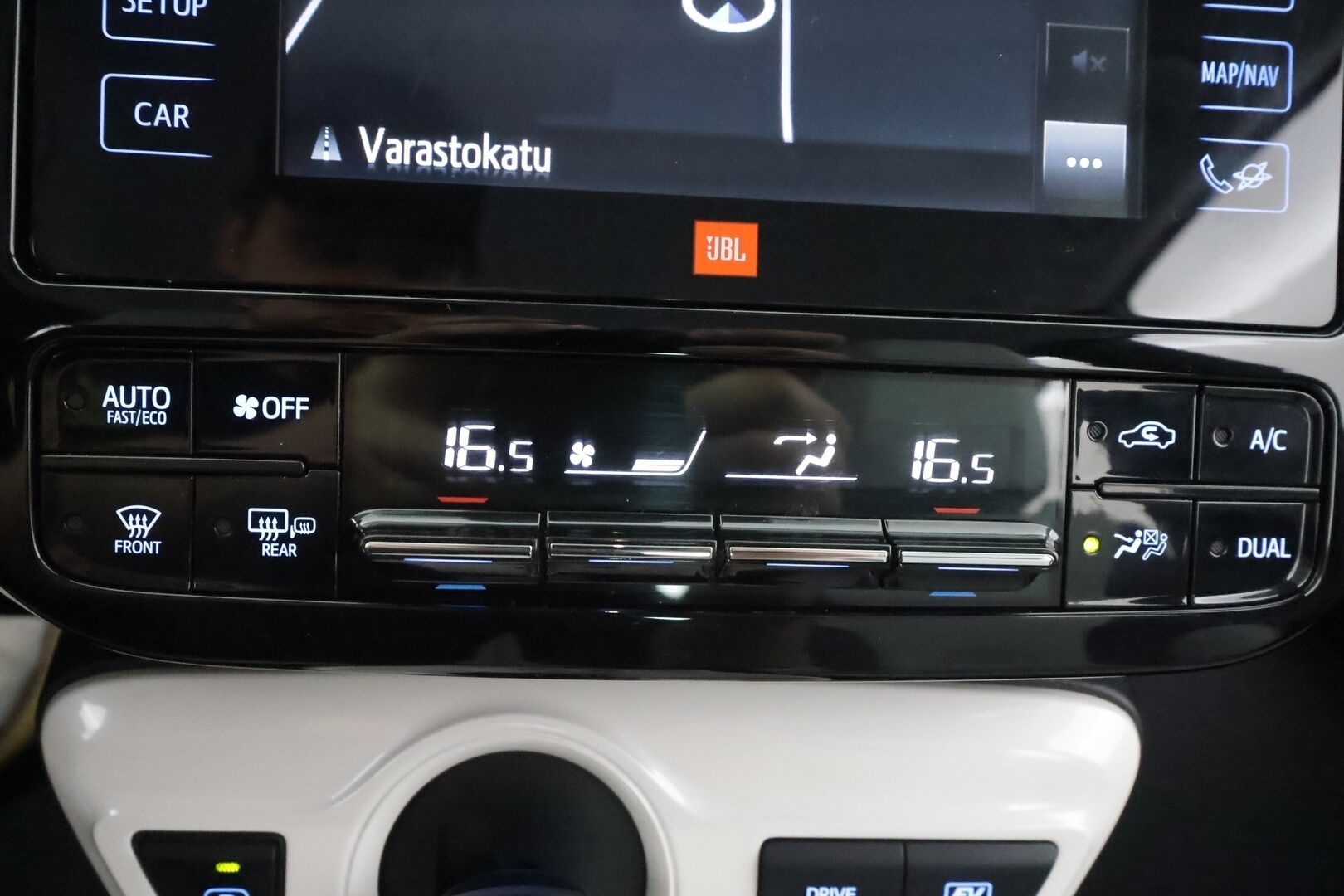 Toyota Prius 2018 Premium - | ACC | Webasto | Koukku | JBL | Nahat | P.kamera | Navi | LED | BSM | Keyless | Merkkihuollot | 2x renkaat vanteineen | 