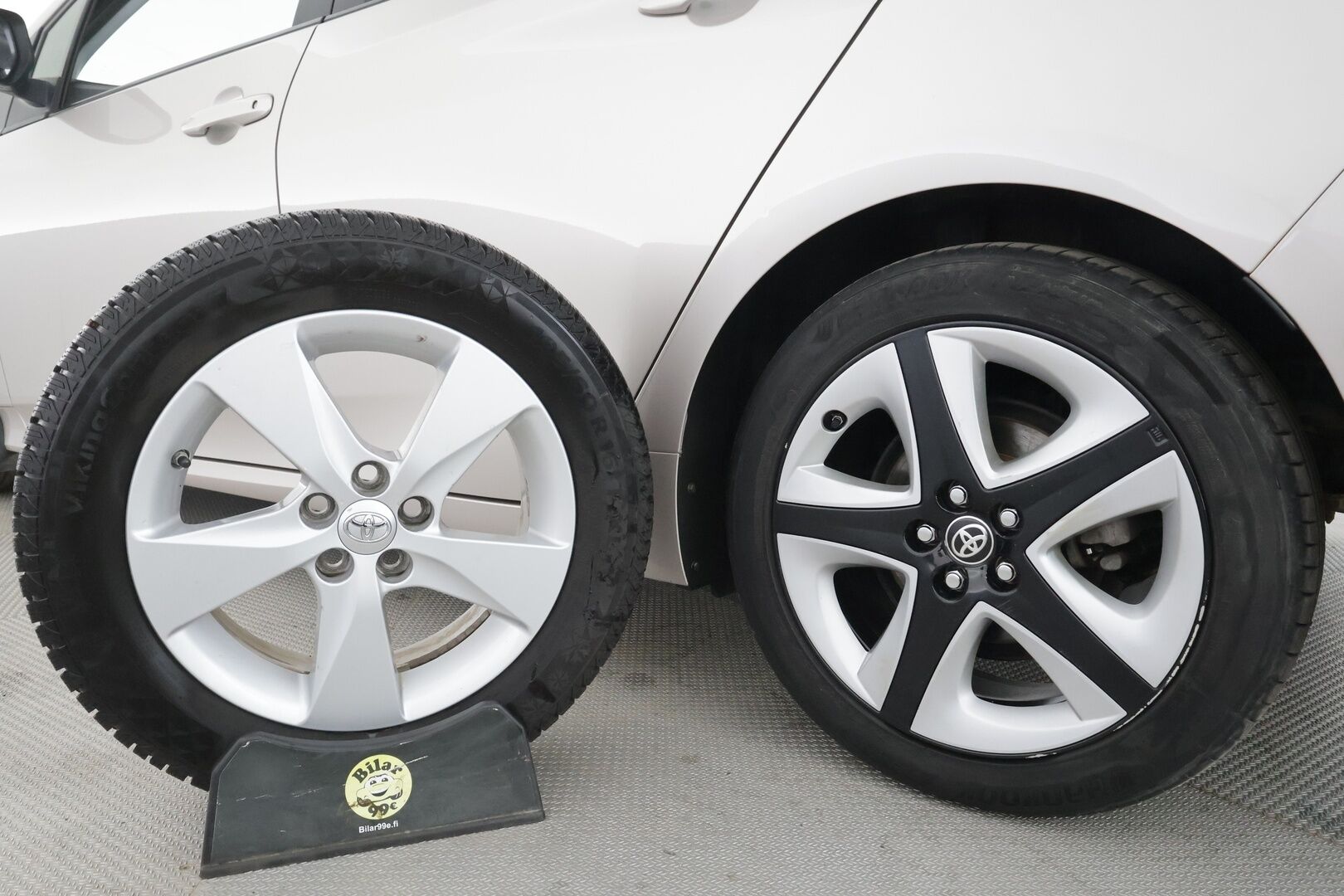 Toyota Prius 2018 Premium - | ACC | Webasto | Koukku | JBL | Nahat | P.kamera | Navi | LED | BSM | Keyless | Merkkihuollot | 2x renkaat vanteineen | 