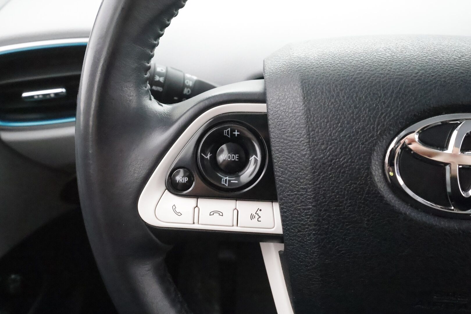 Toyota Prius 2018 Premium - | ACC | Webasto | Koukku | JBL | Nahat | P.kamera | Navi | LED | BSM | Keyless | Merkkihuollot | 2x renkaat vanteineen | 