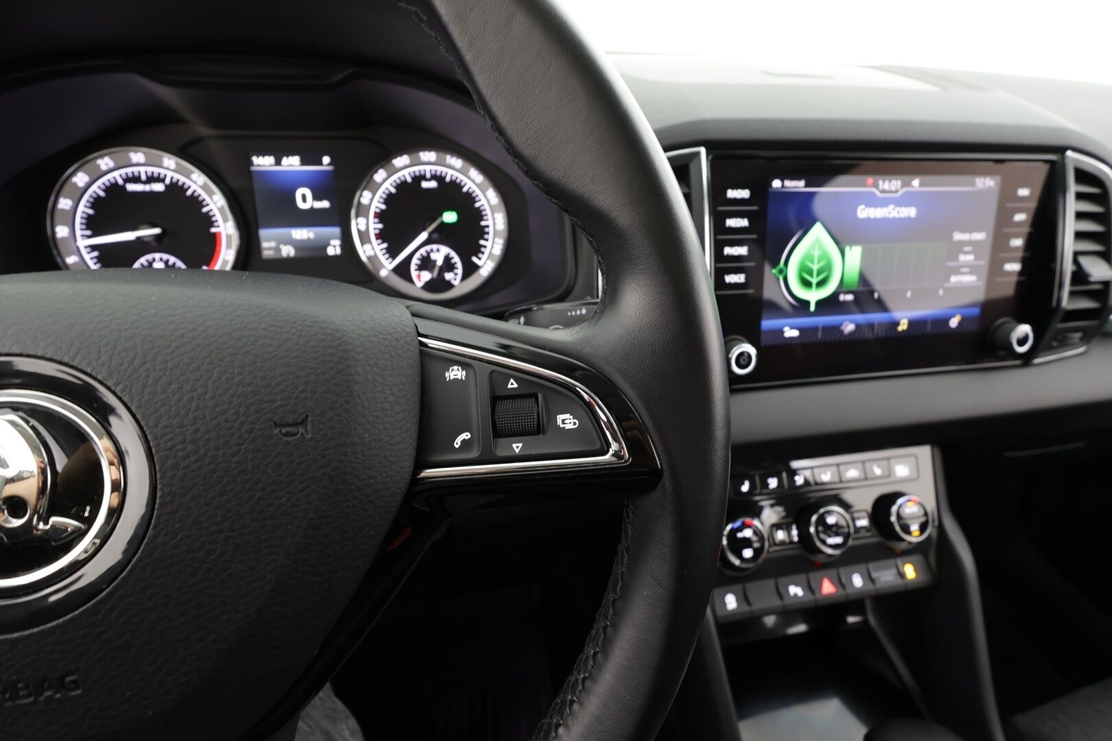 Skoda Karoq 2018 2,0 TDI 150 4x4 Style DSG * ACC / P.kamera / LED / Navi / Webasto / Koukku / KeylessGo * - Talvivarusteet / 1.Om Suomi-auto / Kahdet renkaat aluvanteilla 