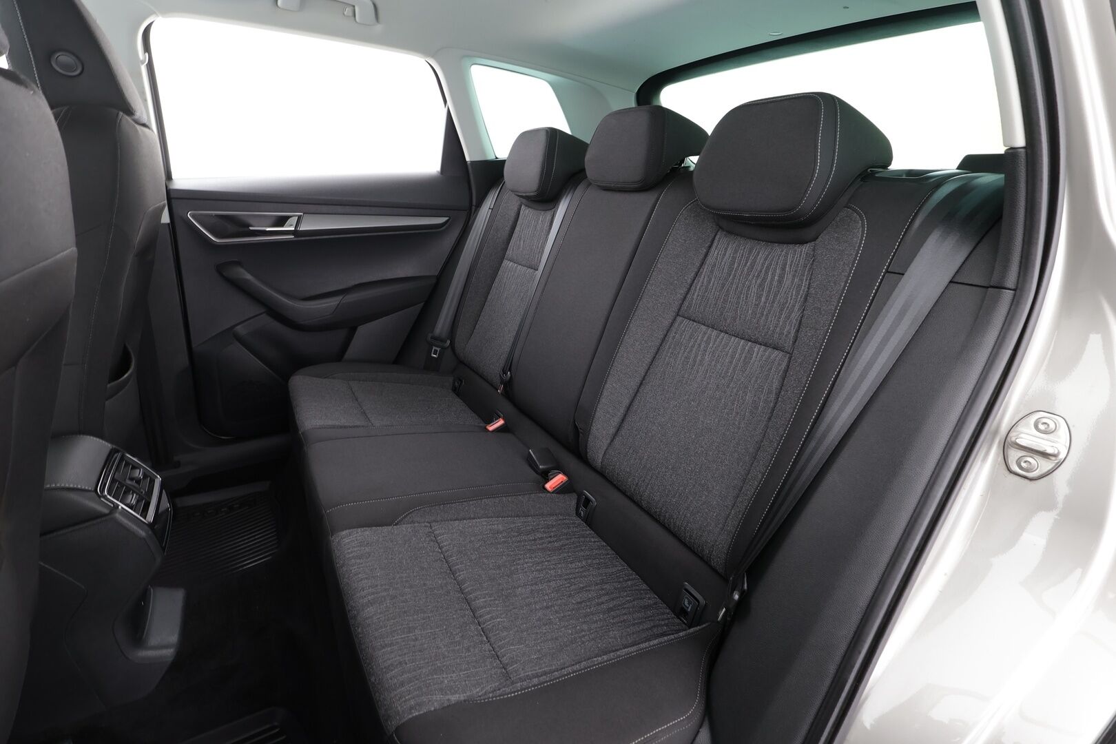 Skoda Karoq 2018 2,0 TDI 150 4x4 Style DSG * ACC / P.kamera / LED / Navi / Webasto / Koukku / KeylessGo * - Talvivarusteet / 1.Om Suomi-auto / Kahdet renkaat aluvanteilla 