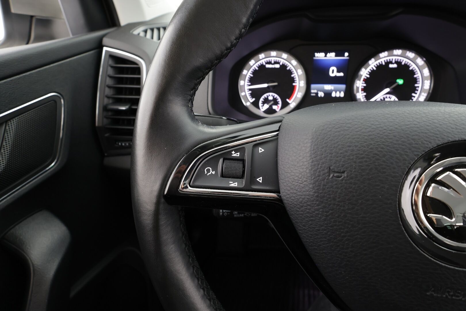 Skoda Karoq 2018 2,0 TDI 150 4x4 Style DSG * ACC / P.kamera / LED / Navi / Webasto / Koukku / KeylessGo * - 1.Om Suomi-auto / Kahdet renkaat aluvanteilla - HULLU BLACKWEEK KORKOTARJOUS 2,49%