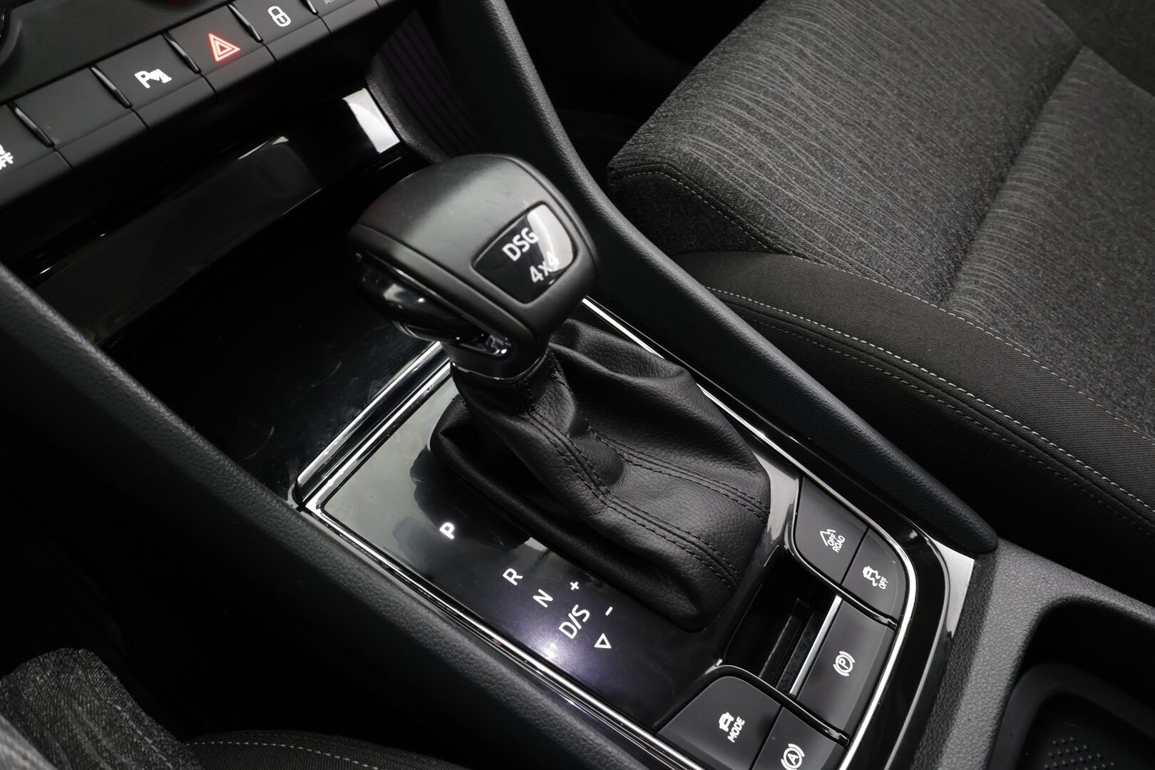 Skoda Karoq 2018 2,0 TDI 150 4x4 Style DSG * ACC / P.kamera / LED / Navi / Webasto / Koukku / KeylessGo * - Talvivarusteet / 1.Om Suomi-auto / Kahdet renkaat aluvanteilla 