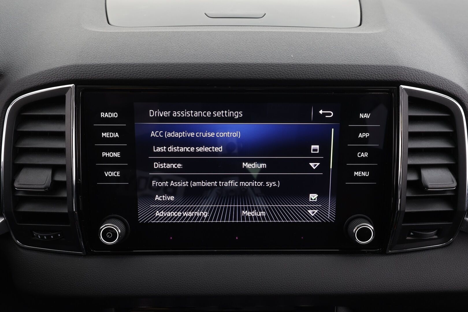 Skoda Karoq 2018 2,0 TDI 150 4x4 Style DSG * ACC / P.kamera / LED / Navi / Webasto / Koukku / KeylessGo * - Talvivarusteet / 1.Om Suomi-auto / Kahdet renkaat aluvanteilla - HULLUT AVAJAISHULINAT KORKOTARJOUS 3,29 %