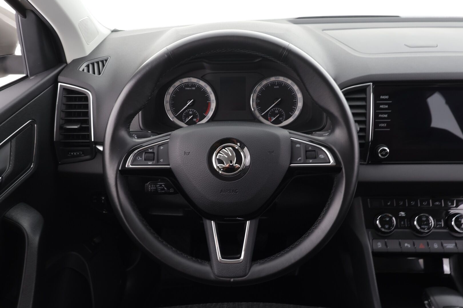 Skoda Karoq 2018 2,0 TDI 150 4x4 Style DSG * ACC / P.kamera / LED / Navi / Webasto / Koukku / KeylessGo * - Talvivarusteet / 1.Om Suomi-auto / Kahdet renkaat aluvanteilla 