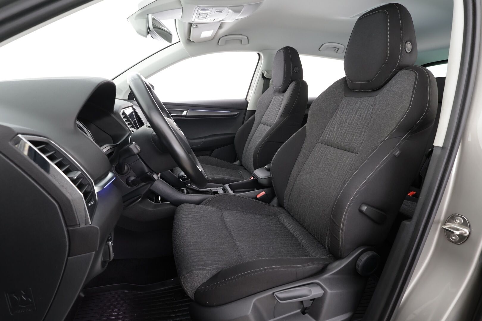 Skoda Karoq 2018 2,0 TDI 150 4x4 Style DSG * ACC / P.kamera / LED / Navi / Webasto / Koukku / KeylessGo * - Talvivarusteet / 1.Om Suomi-auto / Kahdet renkaat aluvanteilla 