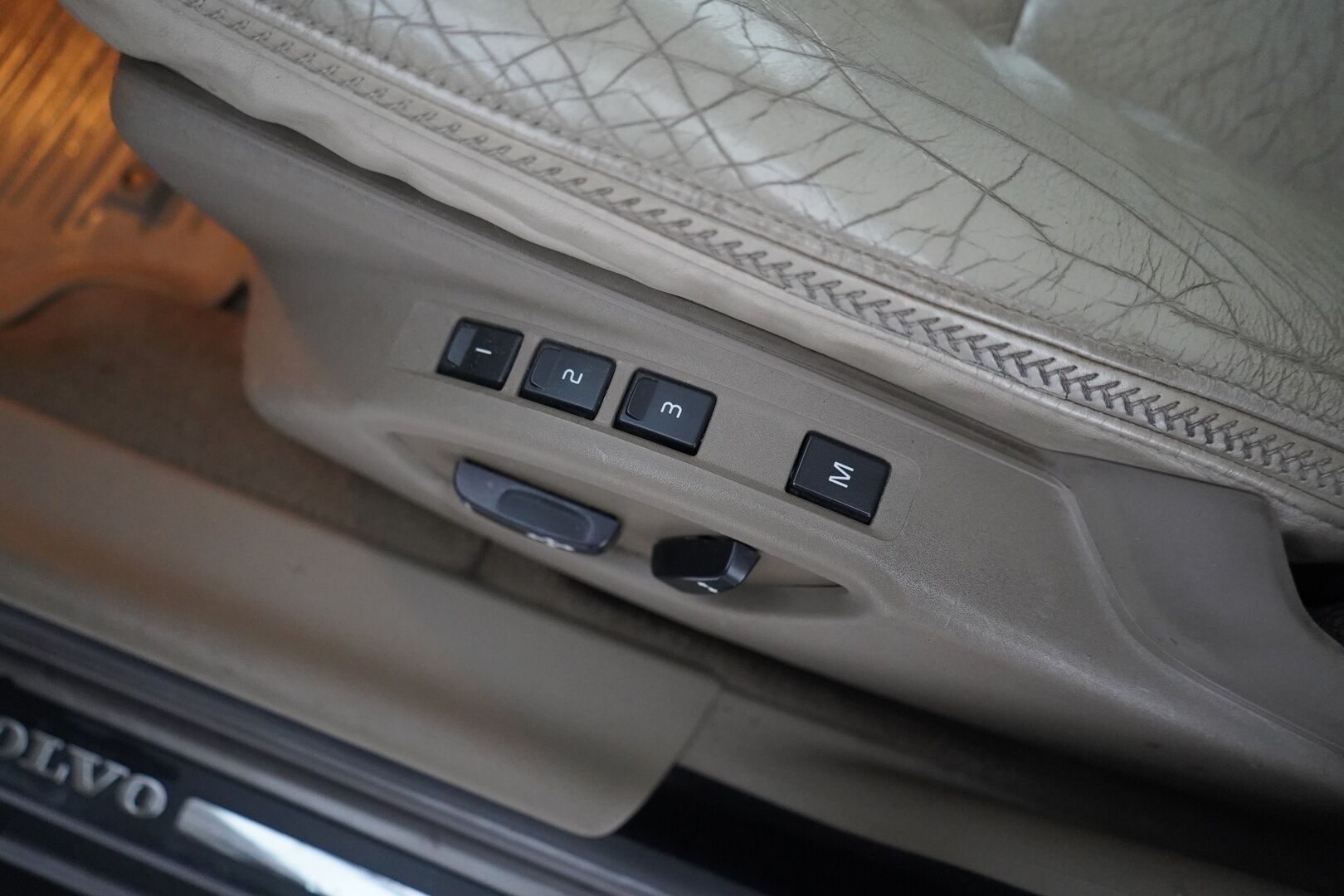 Volvo XC70 2007 D5 AWD Momentum aut - YritysOutlet - Myydään vain yrityksille - – Tämä auto myydään YritysOutlet -valikoimasta vain yritykselle | Kahdet Volvon vanteet | Viimeisin huolto 6 / 26 | Viimeisin katsastus 6 / 26!*