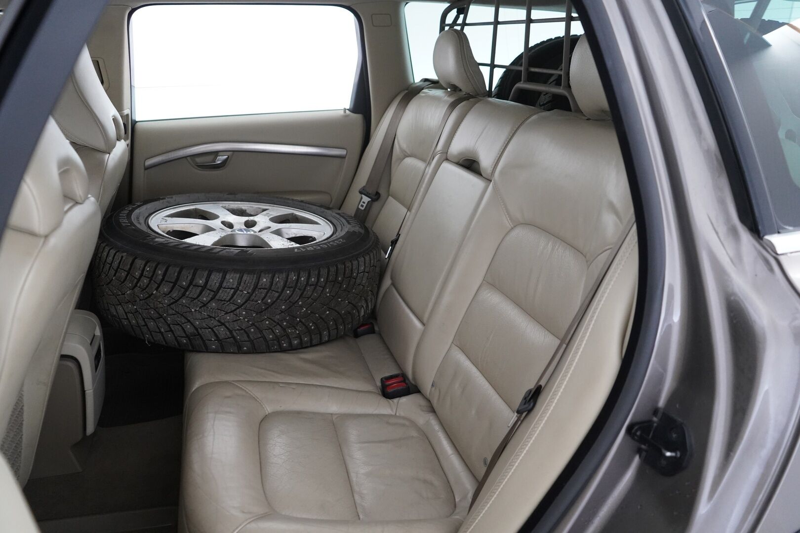 Volvo XC70 2007 D5 AWD Momentum aut - YritysOutlet - Myydään vain yrityksille - – Tämä auto myydään YritysOutlet -valikoimasta vain yritykselle | Kahdet Volvon vanteet | Viimeisin huolto 6 / 26 | Viimeisin katsastus 6 / 26!*