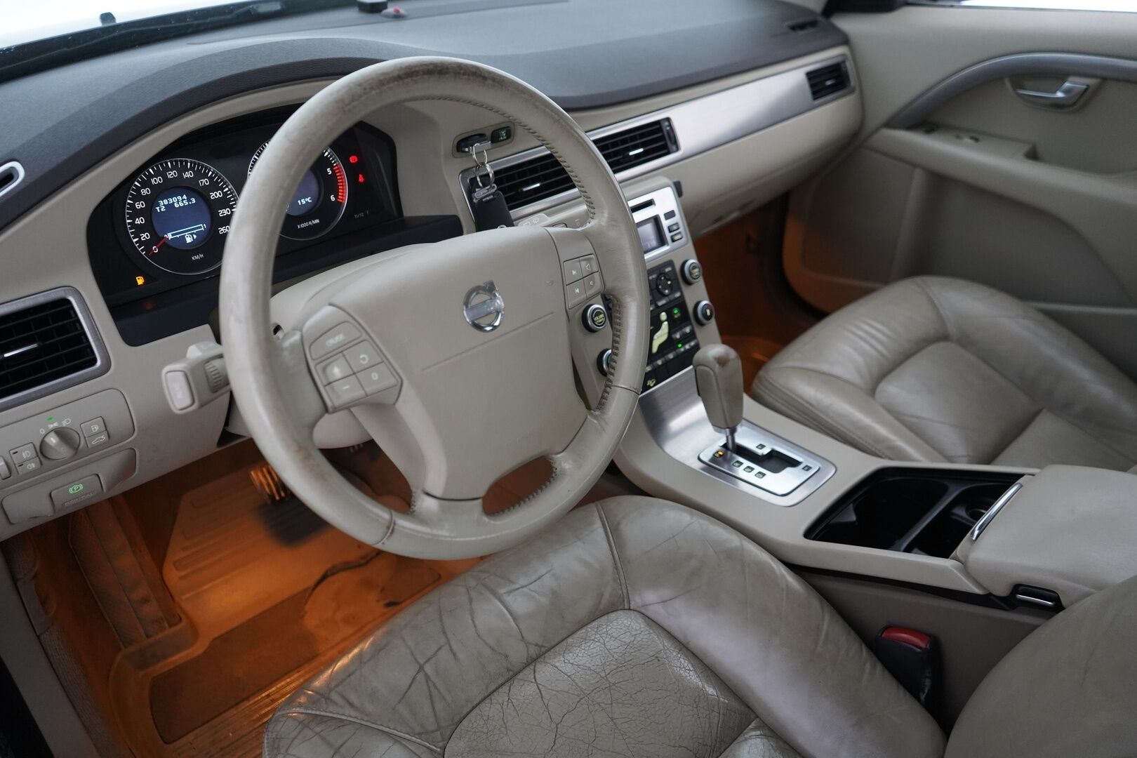 Volvo XC70 2007 D5 AWD Momentum aut - YritysOutlet - Myydään vain yrityksille - – Tämä auto myydään YritysOutlet -valikoimasta vain yritykselle | Kahdet Volvon vanteet | Viimeisin huolto 6 / 26 | Viimeisin katsastus 6 / 26!*