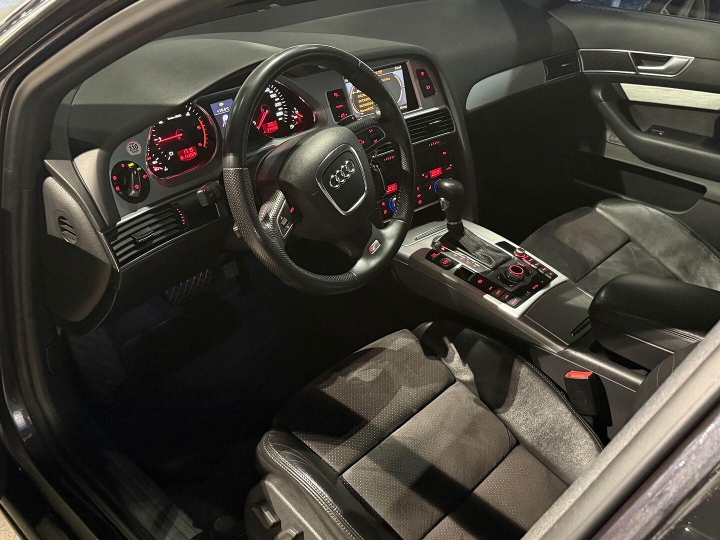 Audi A6 2010 Avant S line Business 2,0 TDI (DPF) multitronic * YritysOutlet - Myydään vain yrityksille * - S-Line / Webasto / Sähköpenkit / P-kamera / Uskomattoman siistikuntoinen! / Merkkihuollettu! - Osta nyt, maksa vasta ensi vuonna