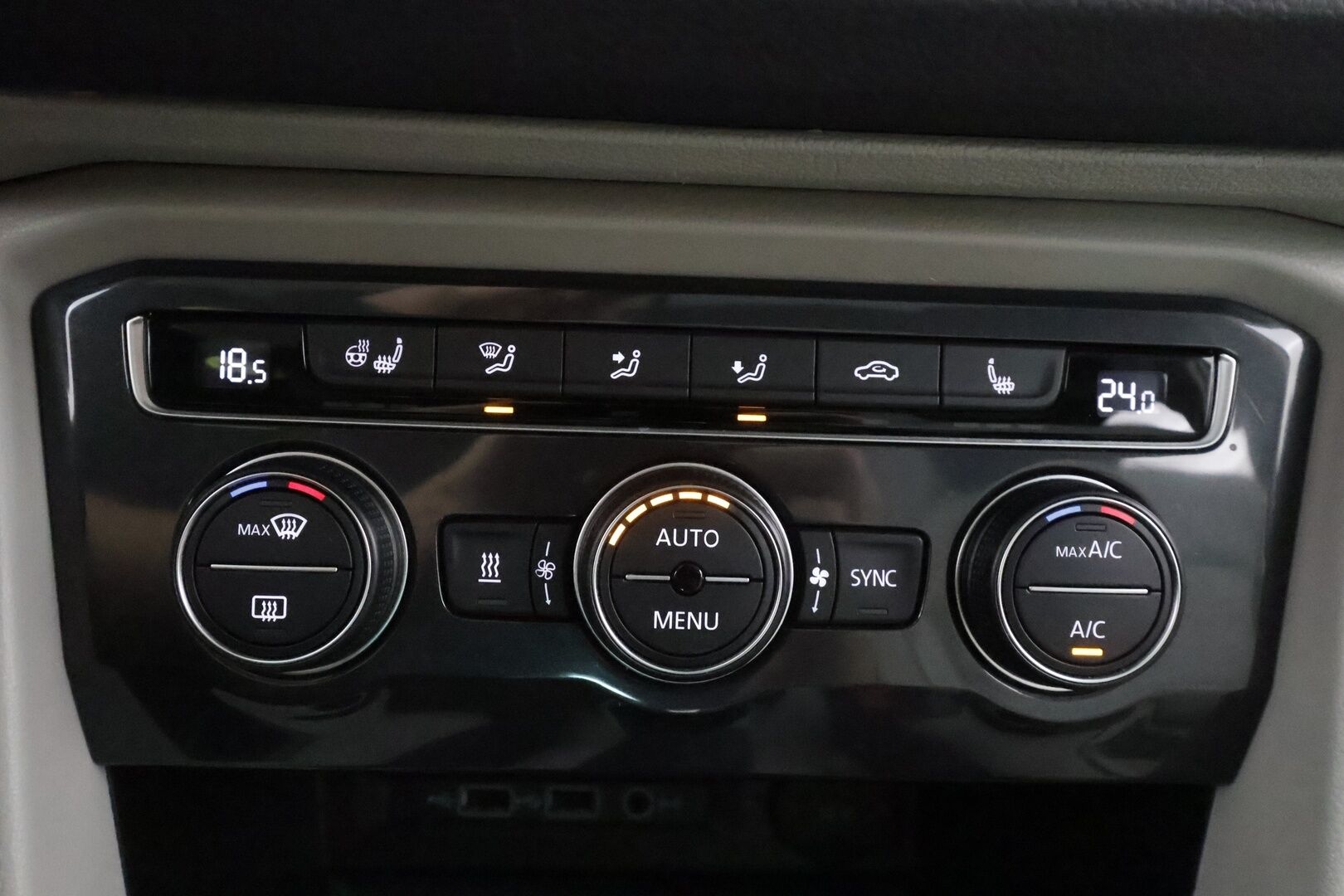 Volkswagen Tiguan 2018 Highline 2,0 TSI 132 kW (180 hv) 4MOTION DSG-automaatti Winter Edition - | Panorama | Webasto | Koukku | ACC | Adapt.LED | 360 | Muistipenkki | Kaistavahti | Navi | Keyless | 1-om Suomi-auto | Kahdet renkaat | Merkkihuollot |