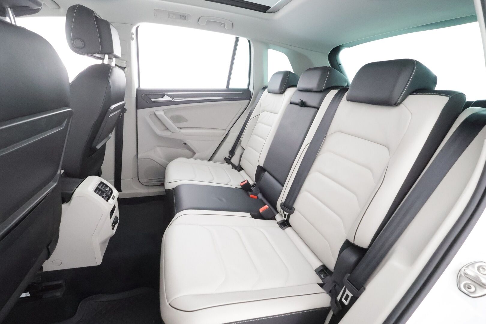 Volkswagen Tiguan 2018 Highline 2,0 TSI 132 kW (180 hv) 4MOTION DSG-automaatti Winter Edition - | Panorama | Webasto | Koukku | ACC | Adapt.LED | 360 | Muistipenkki | Kaistavahti | Navi | Keyless | 1-om Suomi-auto | Kahdet renkaat | Merkkihuollot |