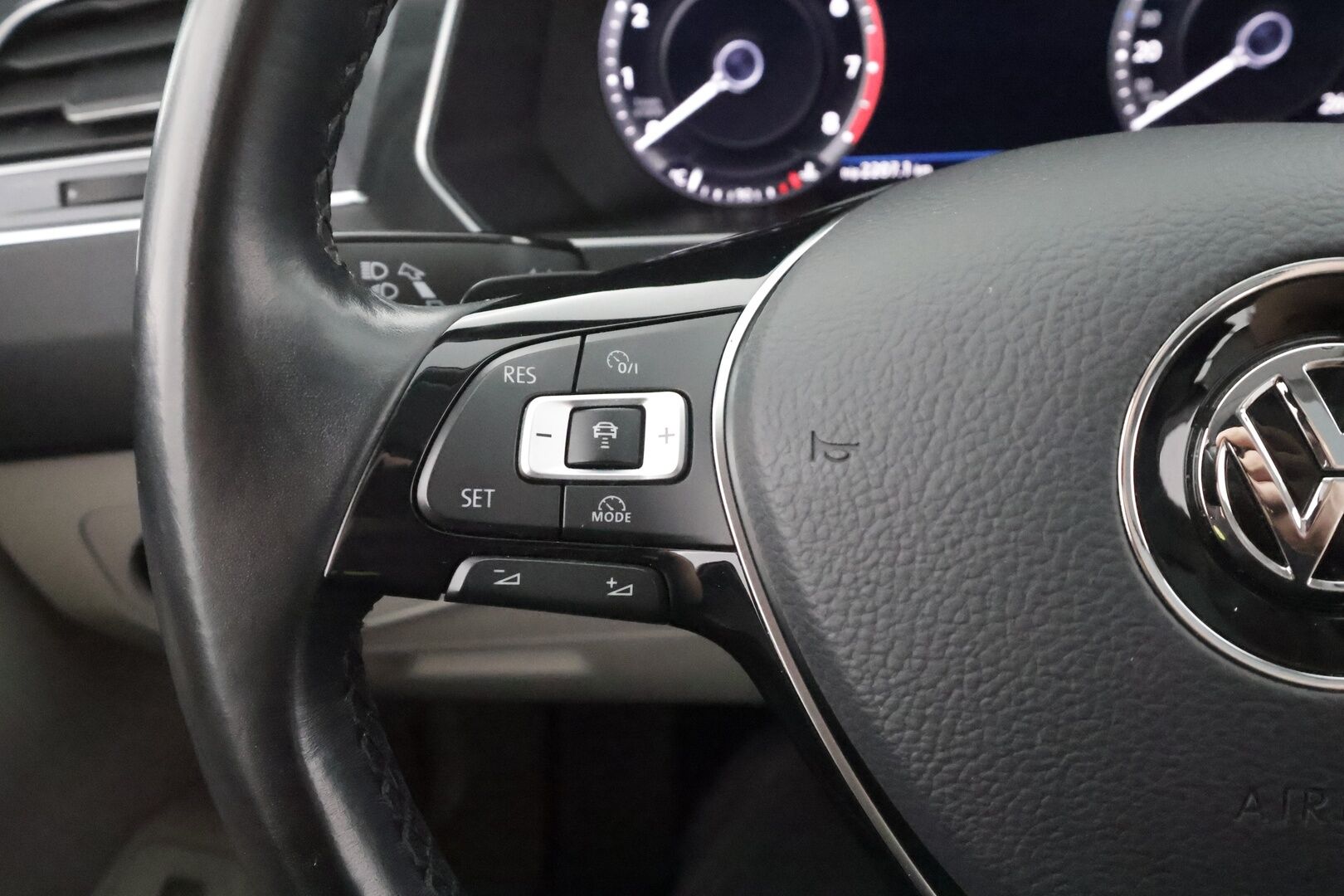 Volkswagen Tiguan 2018 Highline 2,0 TSI 132 kW (180 hv) 4MOTION DSG-automaatti Winter Edition - | Panorama | Webasto | Koukku | ACC | Adapt.LED | 360 | Muistipenkki | Kaistavahti | Navi | Keyless | 1-om Suomi-auto | Kahdet renkaat | Merkkihuollot |