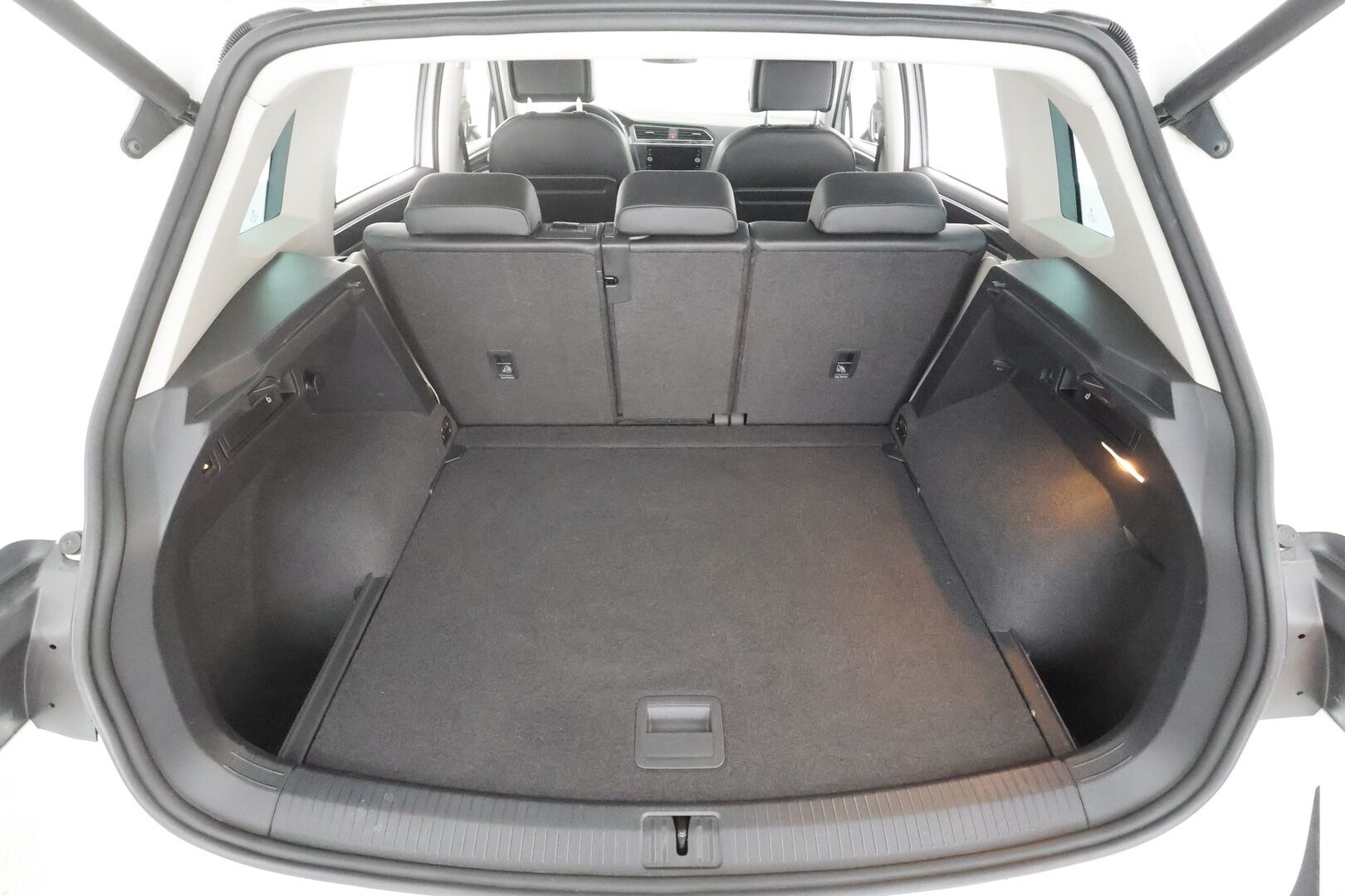 Volkswagen Tiguan 2018 Highline 2,0 TSI 132 kW (180 hv) 4MOTION DSG-automaatti Winter Edition - | Panorama | Webasto | Koukku | ACC | Adapt.LED | 360 | Muistipenkki | Kaistavahti | Navi | Keyless | 1-om Suomi-auto | Kahdet renkaat | Merkkihuollot |