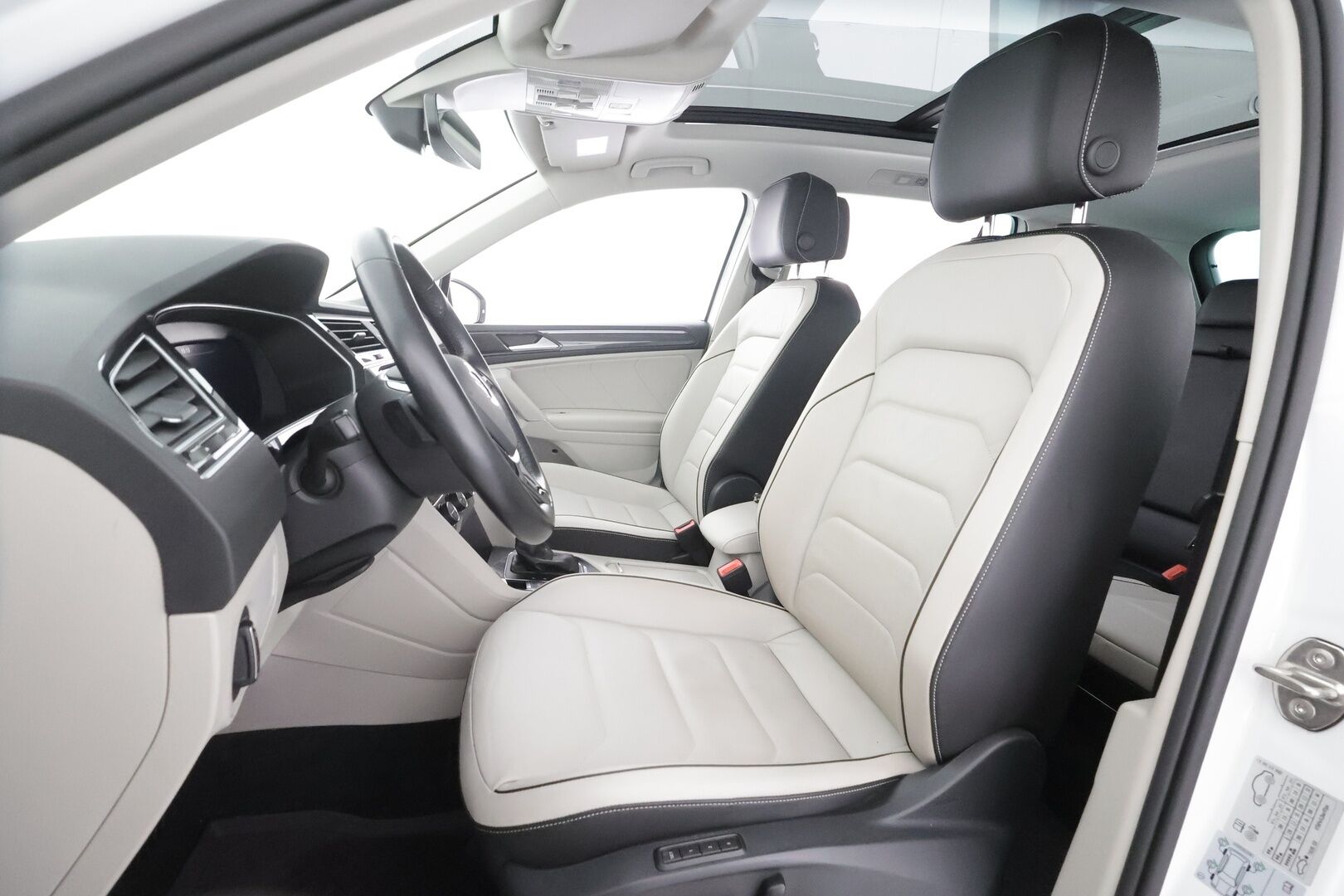 Volkswagen Tiguan 2018 Highline 2,0 TSI 132 kW (180 hv) 4MOTION DSG-automaatti Winter Edition - | Panorama | Webasto | Koukku | ACC | Adapt.LED | 360 | Muistipenkki | Kaistavahti | Navi | Keyless | 1-om Suomi-auto | Kahdet renkaat | Merkkihuollot |