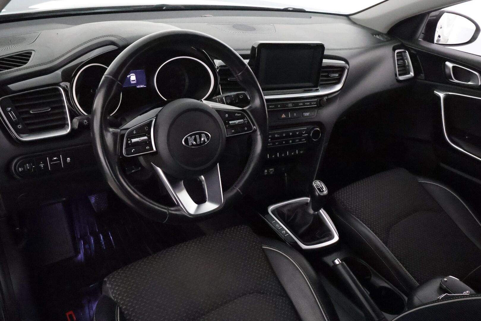 Kia Ceed 2019 1,0 T-GDI ISG 120hv EX 5D EcoDynamics **Vakkari / P.kamera / Apple&Android / Lohkolämmitin / Puolinahat** - Suomi-auto / Kahdet renkaat aluvanteilla / Penkinlämmittimet takana / Tuulilasin lämmitin / Ratin lämmitin