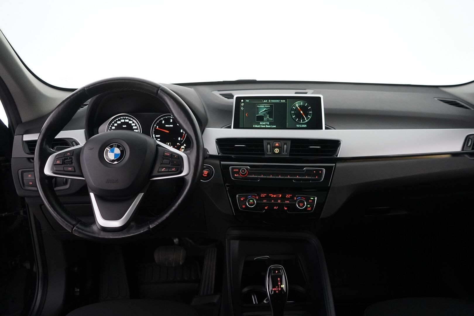 BMW X1 2019 F48 xDrive 18d A Business Pro* HUD / Panorama / Vetokoukku / Keyless / Hifi * - Suomi-auto / Huippuvarusteet / Kahdet OEM Vanteet / Viimeisin huolto 9/2025